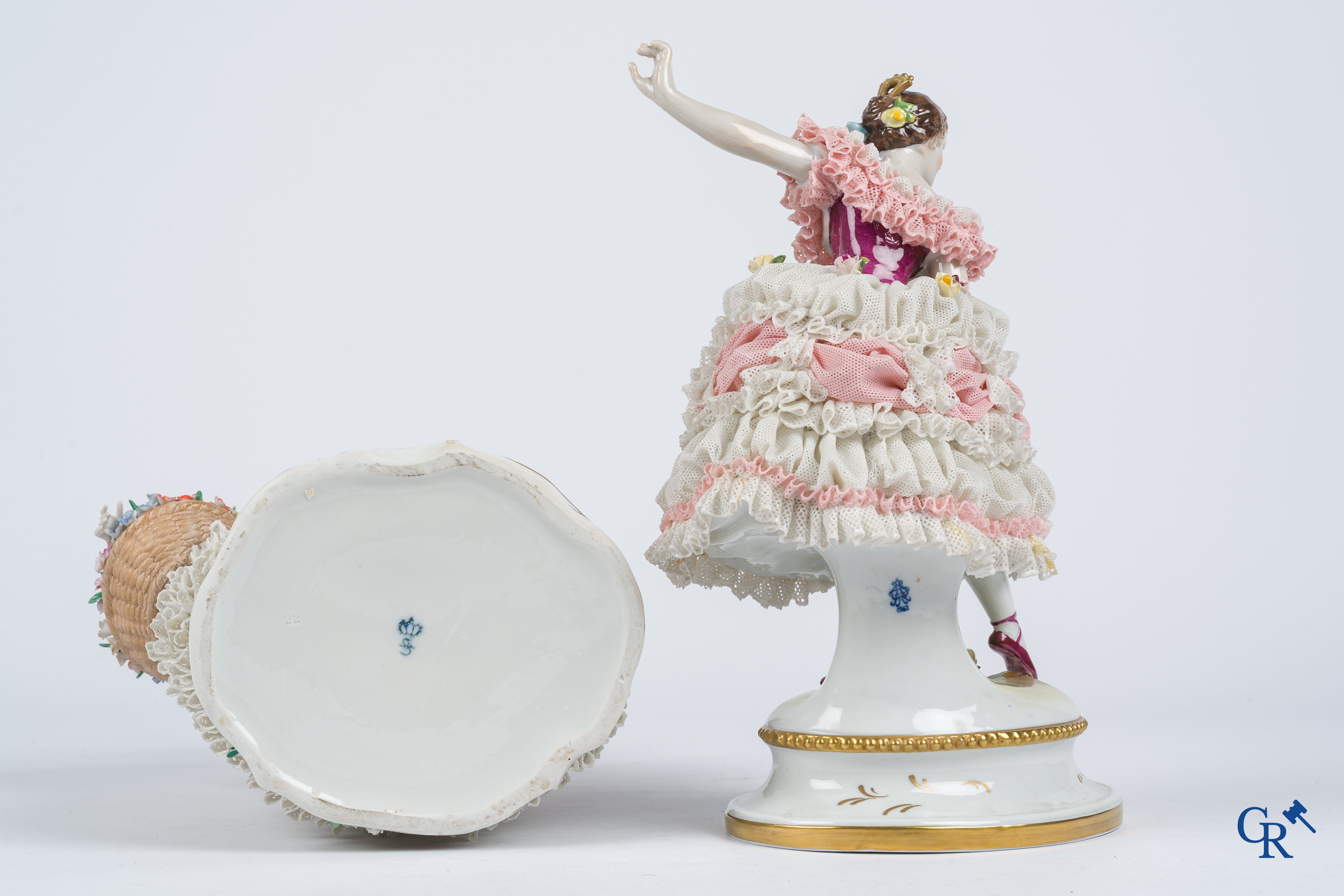 Duits porselein. 3 groepen in lace porcelain. Gemerkt Volkstedt Rudolstadt en Sitzendorf.