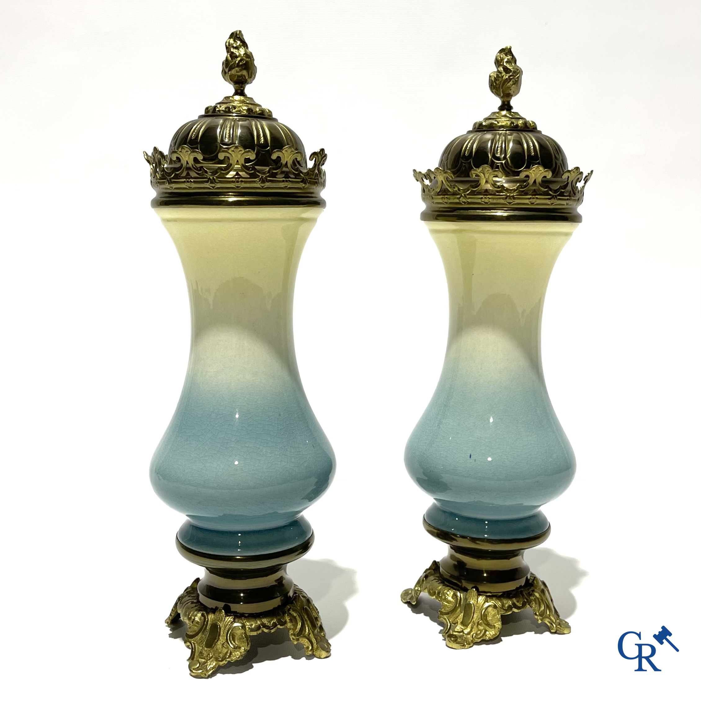 Een groot 5-delige schouwgarnituur in brons en faience. Belle Epoque, Circa 1900.