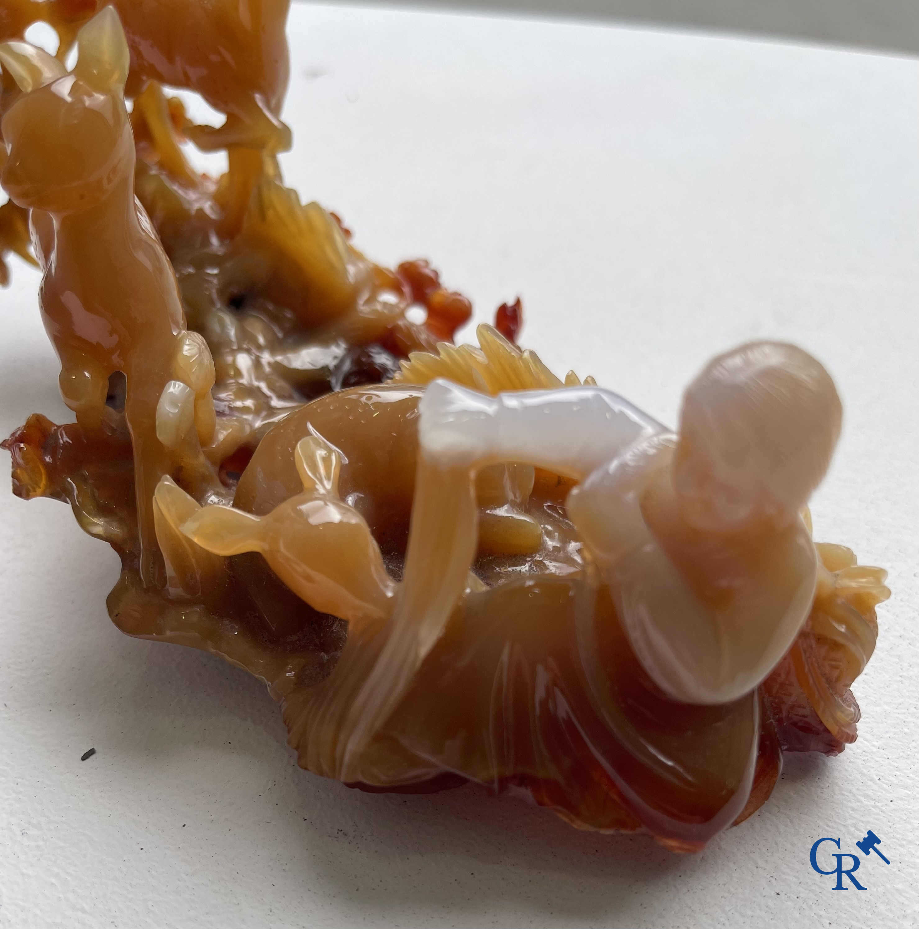 Aziatica, China. 2 groepen in edele gesteente op houten sokkel. Agaat en Lapis lazulli. 20ste eeuw.