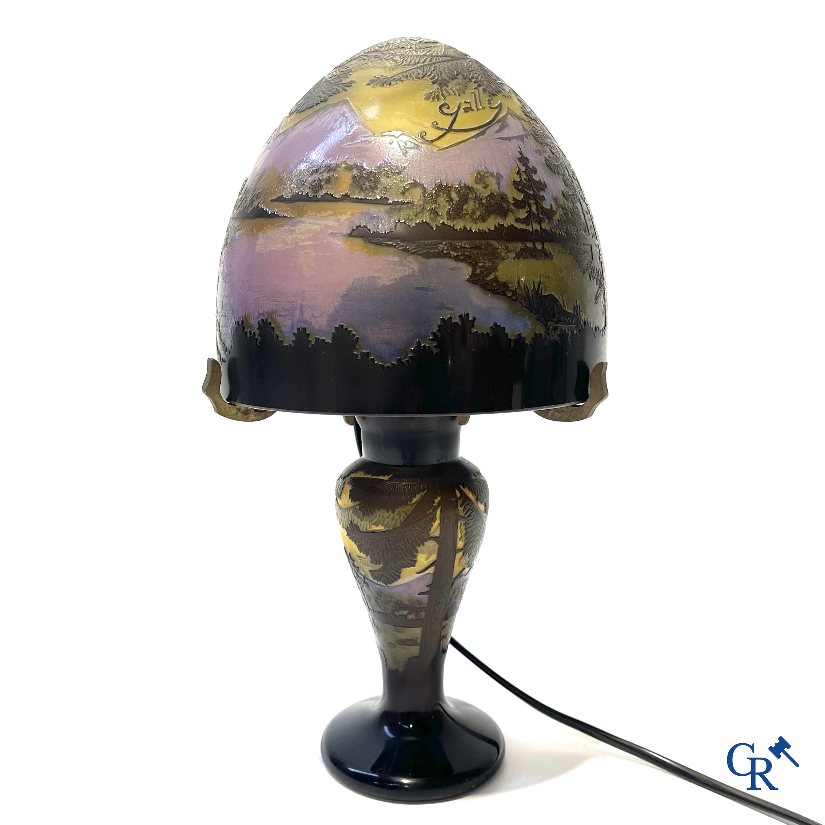 Emile Gallé. Art Nouveau stijl tafellamp in cameo glas met een Vogezen landschap. Werk uit de ateliers van Gallé.
