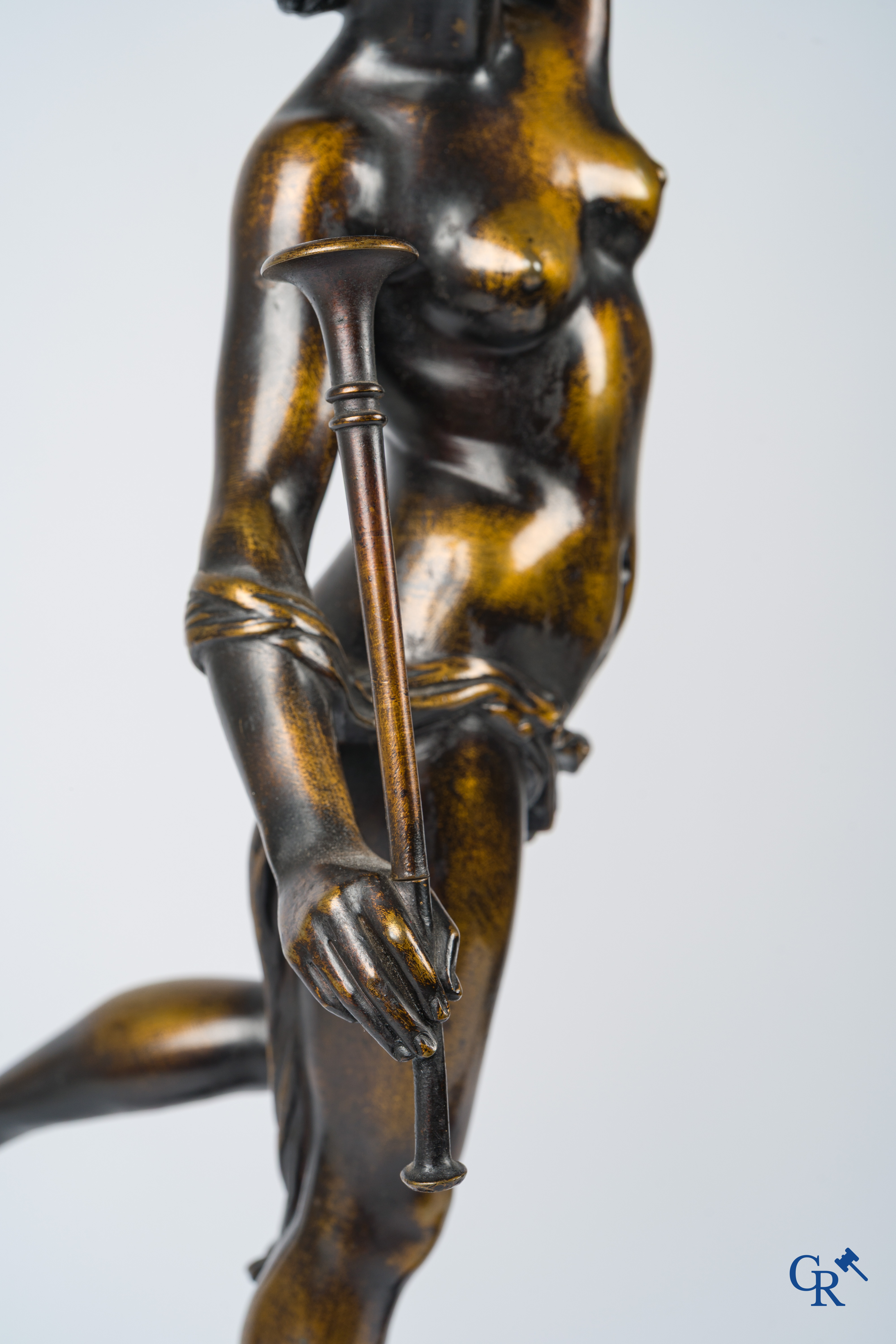 Een paar imposante bronzen beelden in de antieke stijl naar een model van Jean De Bologne.