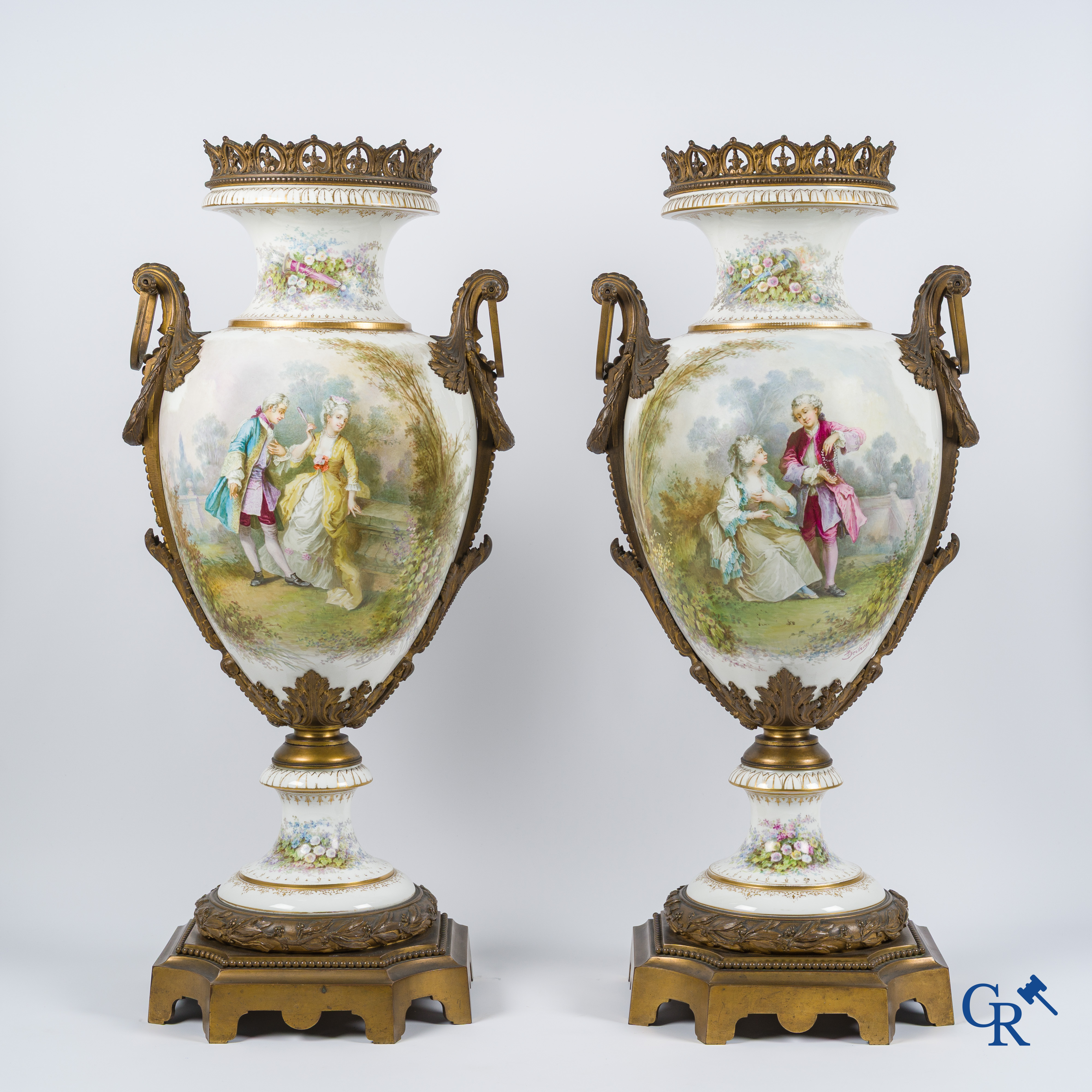 Sèvres. Een paar grote vazen op draaisokkel in Sèvres porselein met bronzen monturen. Gesigneerd Bertren. LXVI-stijl.