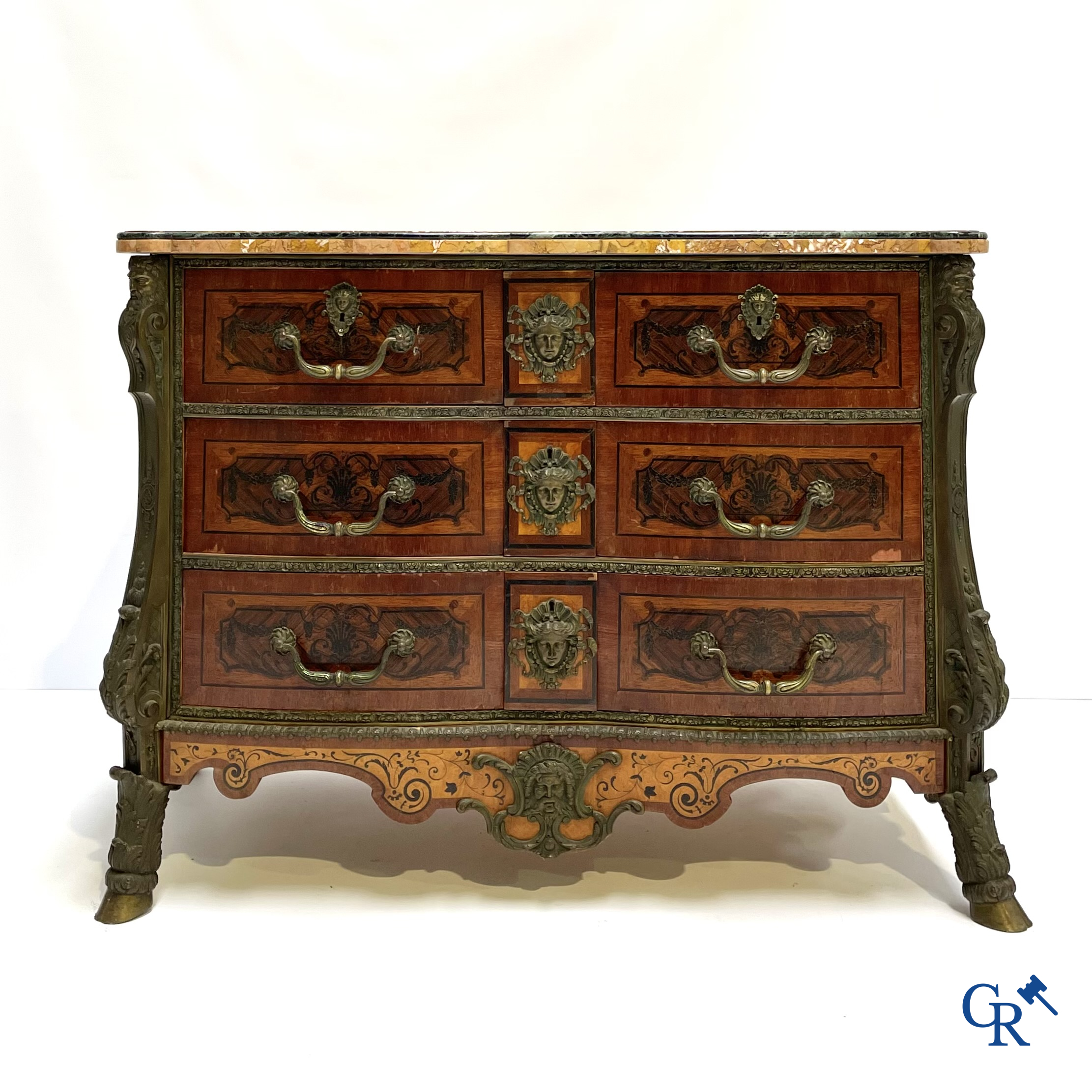 Uitzonderlijke commode Mazarine in marquetterie en brons. Plateau in Italiaanse Sienna marmer. LXIV-stijl.