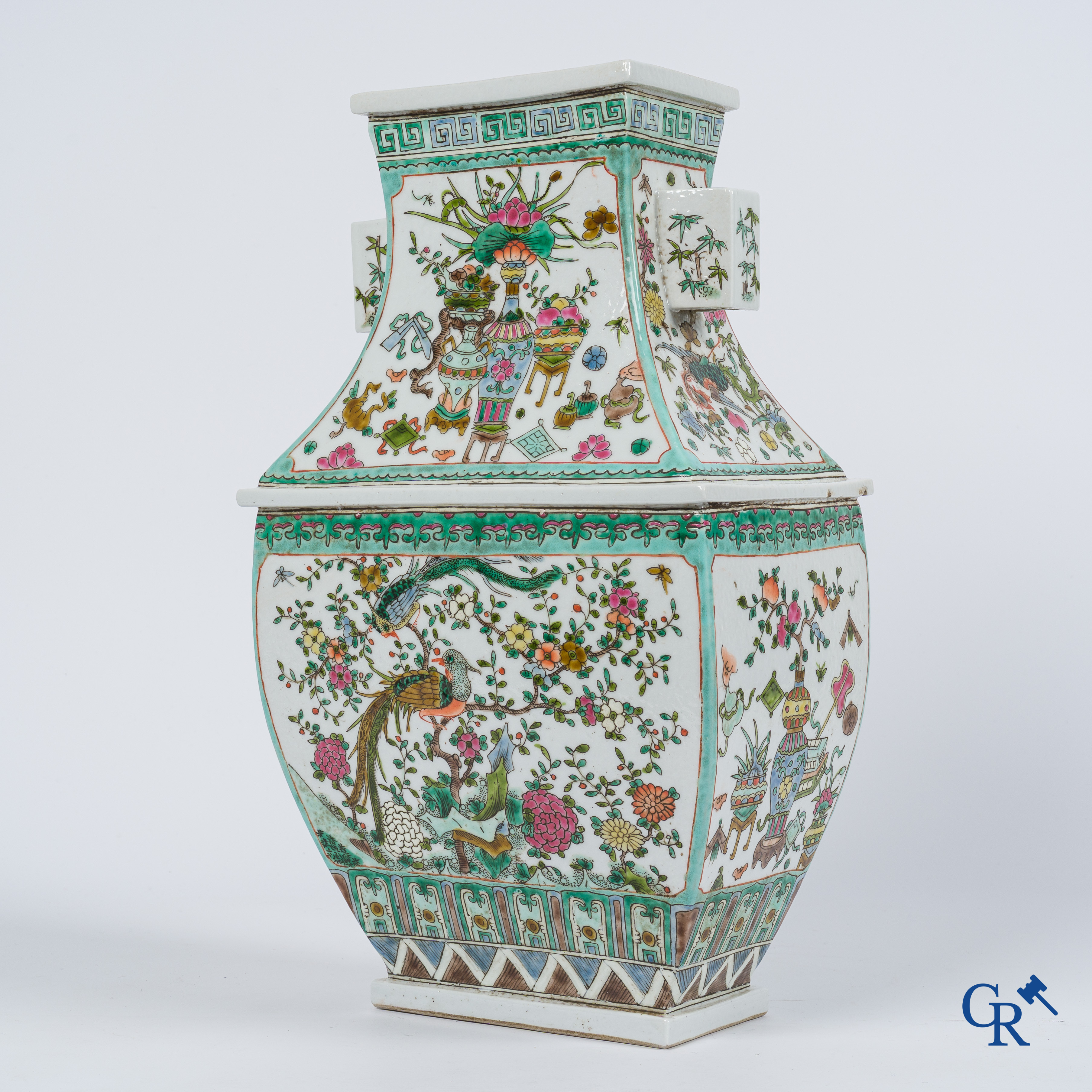 Aziatica. Chinees porselein. Grote rechthoekige Famille Rose vaas. Kangxi merk. 19e eeuw.