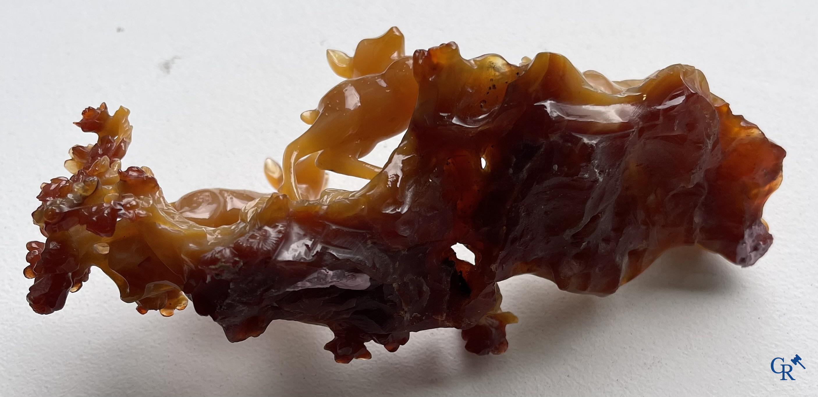 Aziatica, China. 2 groepen in edele gesteente op houten sokkel. Agaat en Lapis lazulli. 20ste eeuw.