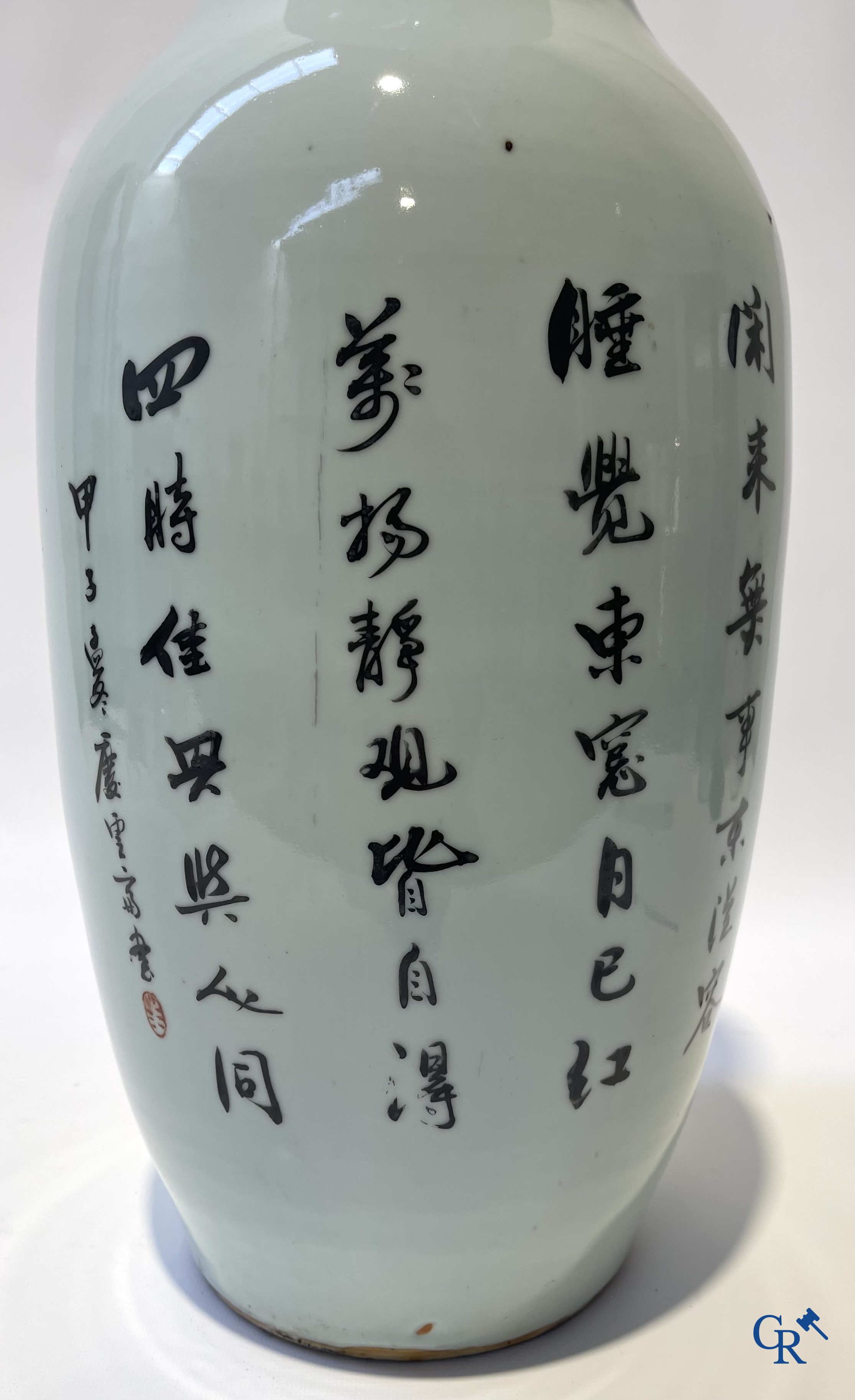 Aziatica. Chinese qianjiang cai vaas in porselein met onsterfelijken en kalligrafie. Gesigneerd. 19e-20ste eeuw.