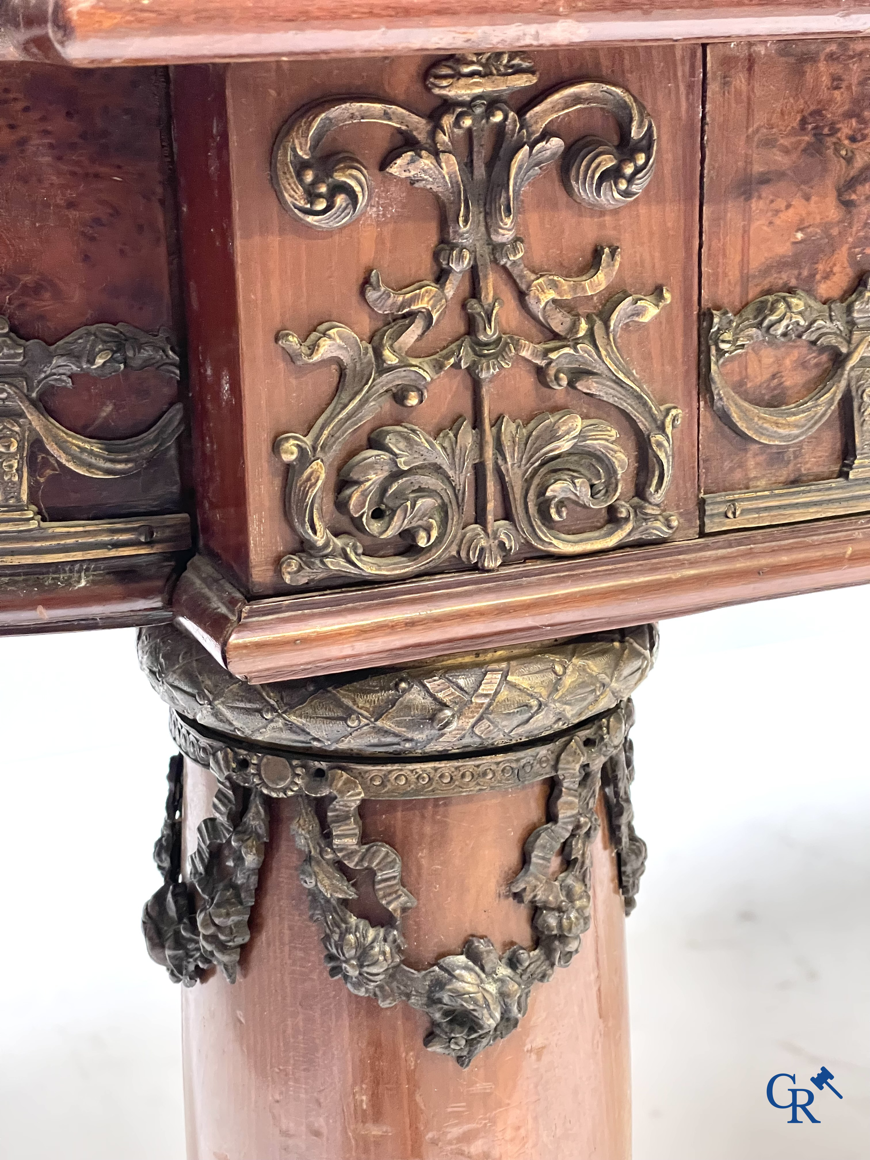 Uitzonderlijk eetkamermeubilair in mahoniehout fineer, marmer en brons. Napoleon III stijl. Circa 1900.