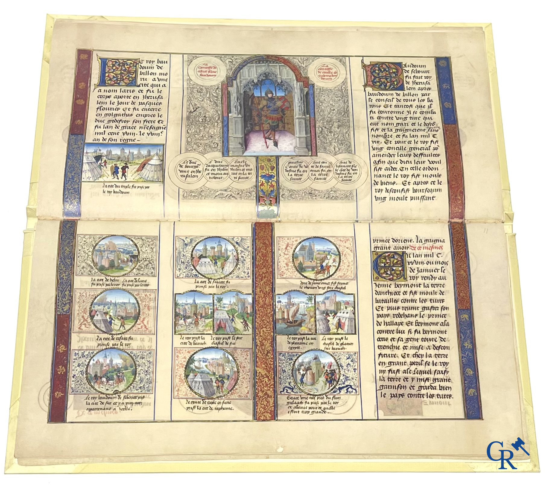 Groot lot kunstboeken, het Bénézit-woordenboek en een decoratieve moderne wereldbol.