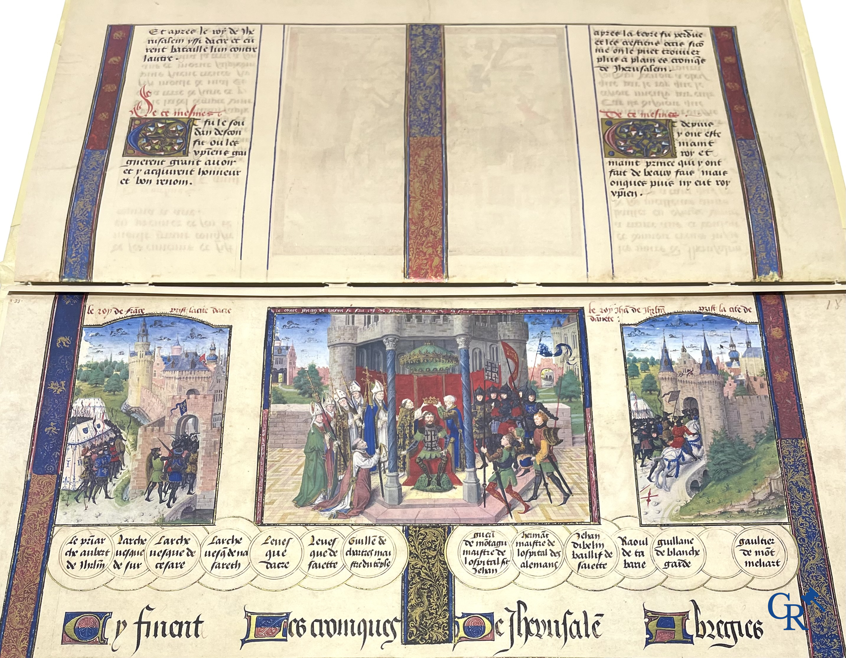 Groot lot kunstboeken, het Bénézit-woordenboek en een decoratieve moderne wereldbol.