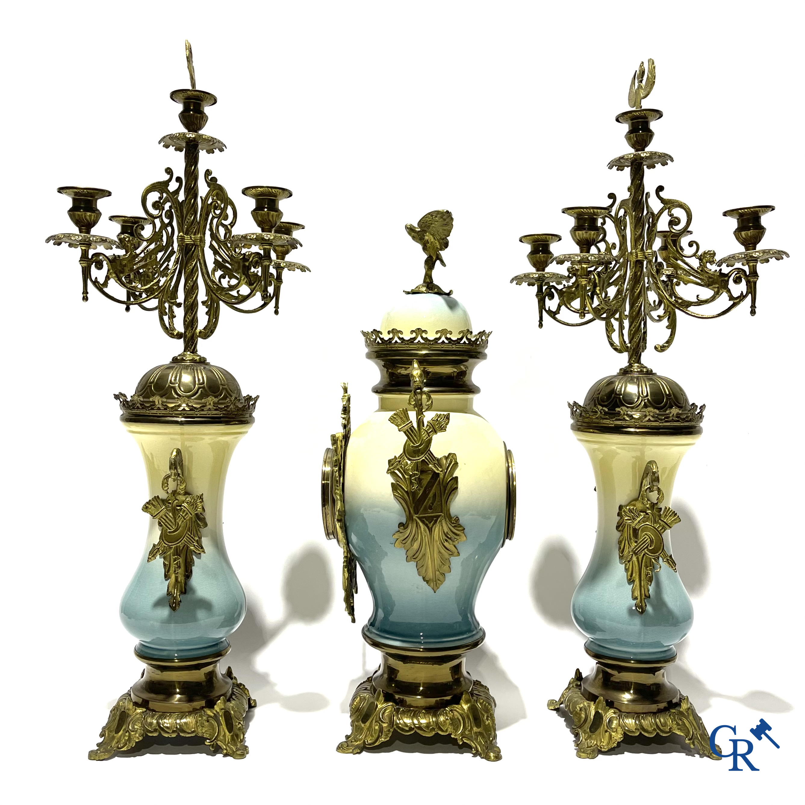 Een groot 5-delige schouwgarnituur in brons en faience. Belle Epoque, Circa 1900.