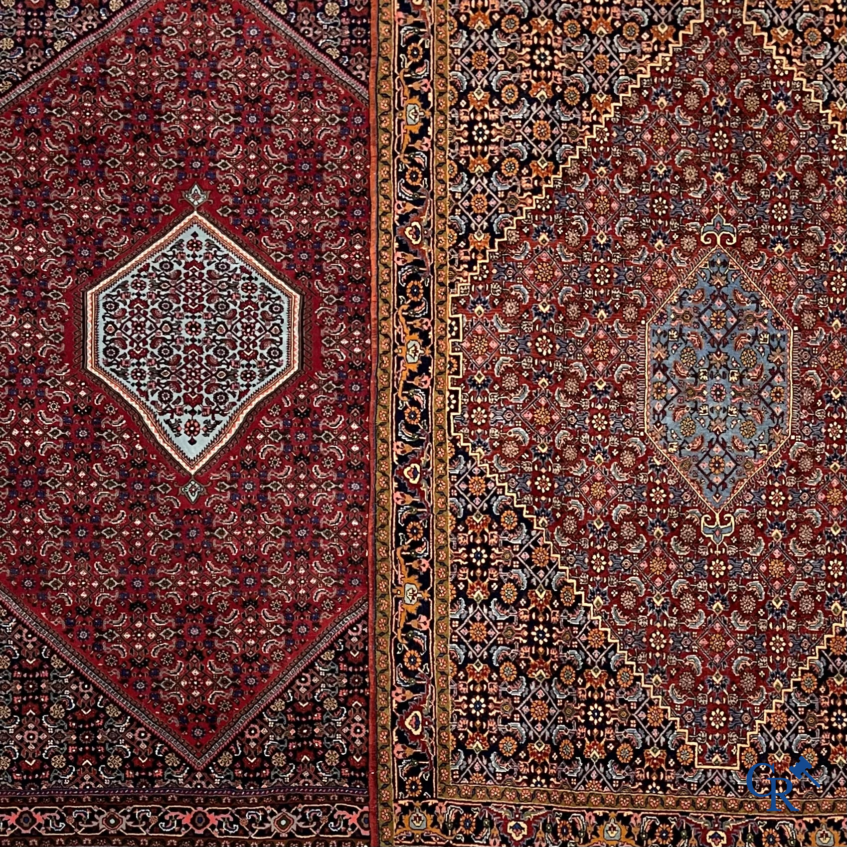 Oosterse tapijten. 2 handgeknoopte tapijten in wol.