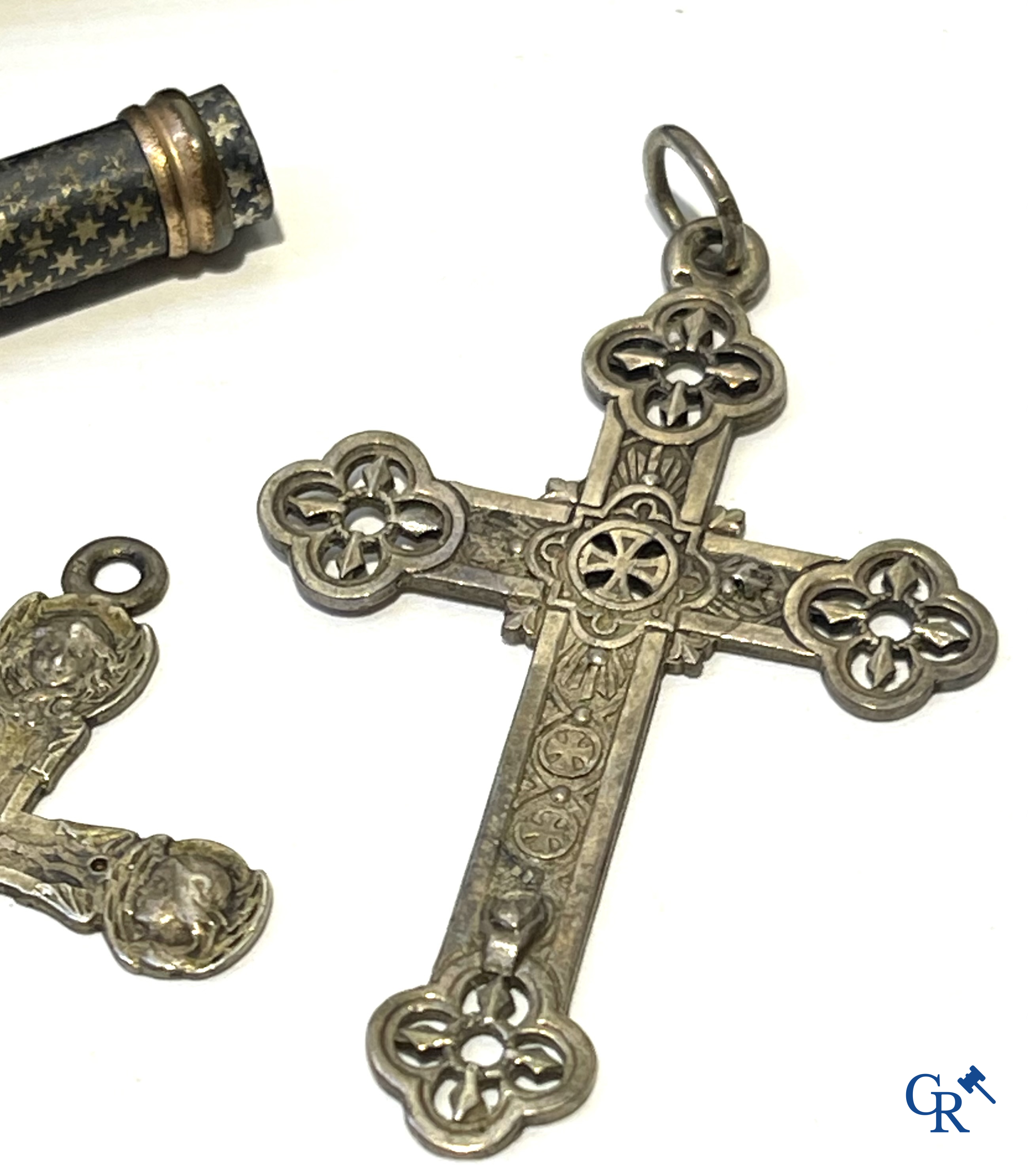 Uurwerken, juwelen. Een kavel met 4 heren polshorloges, religieuze objecten in zilver, sigarettenhouder in amber, enz.