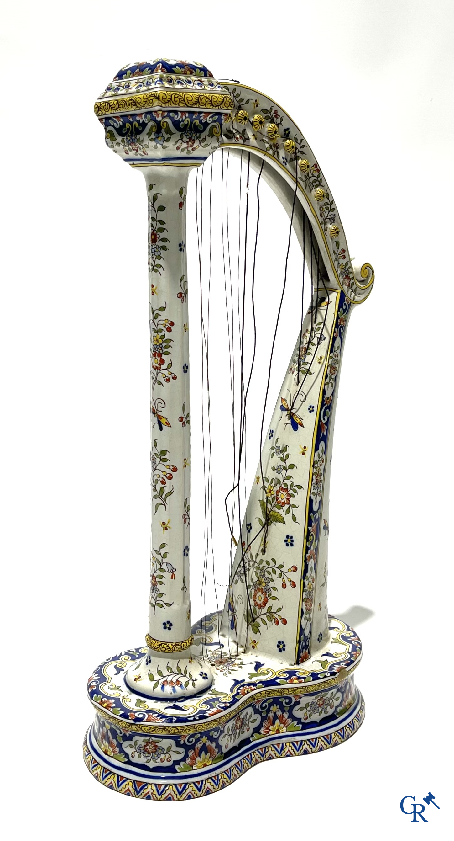 Faience van Rouen, Devres. Interessant en groot lot met diverse polychrome vormstukken. 19e eeuw.