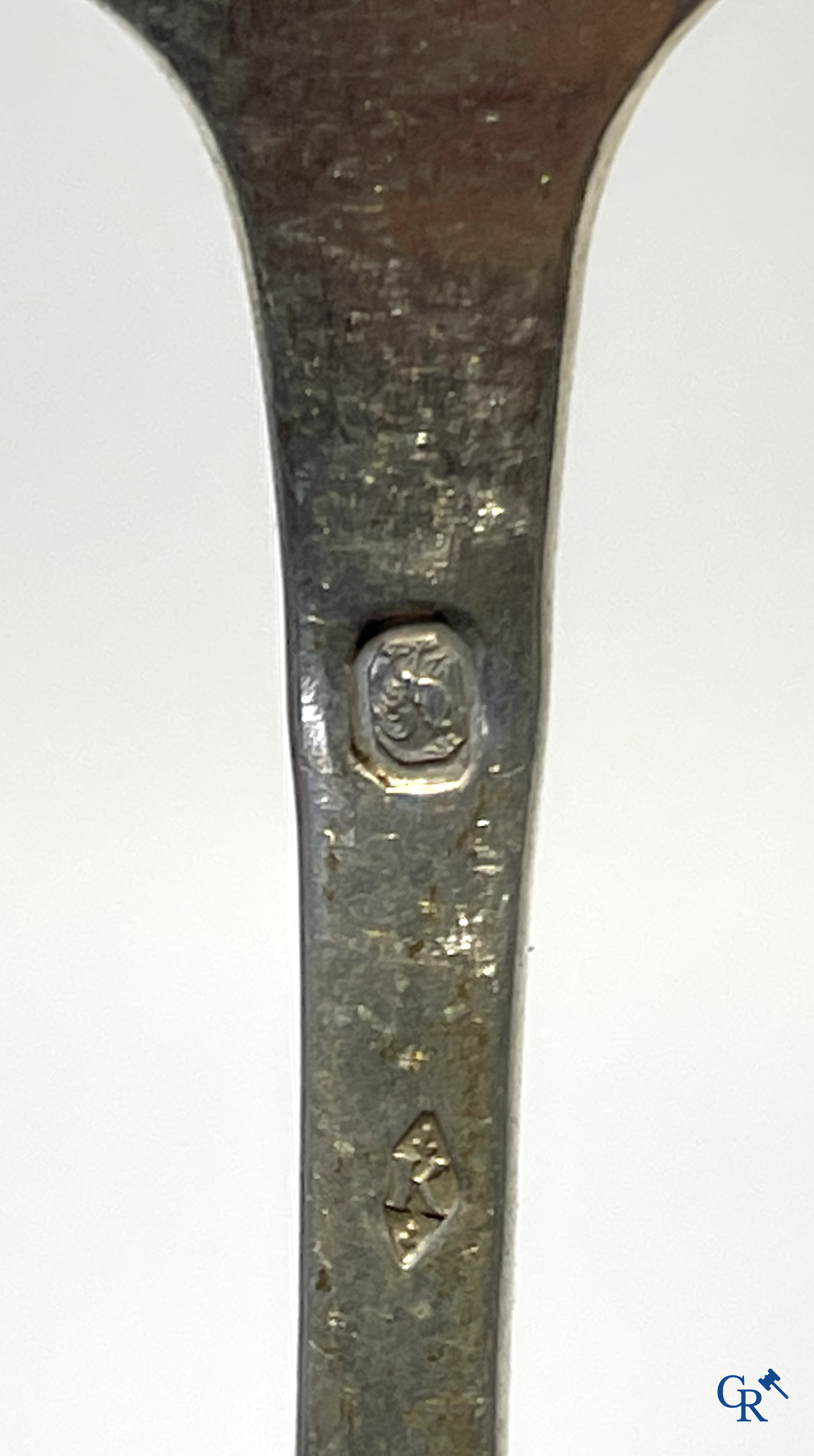 Zilver. Reeks van 12 vorken en 12 lepels in zilver, 2de gehalte. Initialen LDB. Begin 19e eeuw.