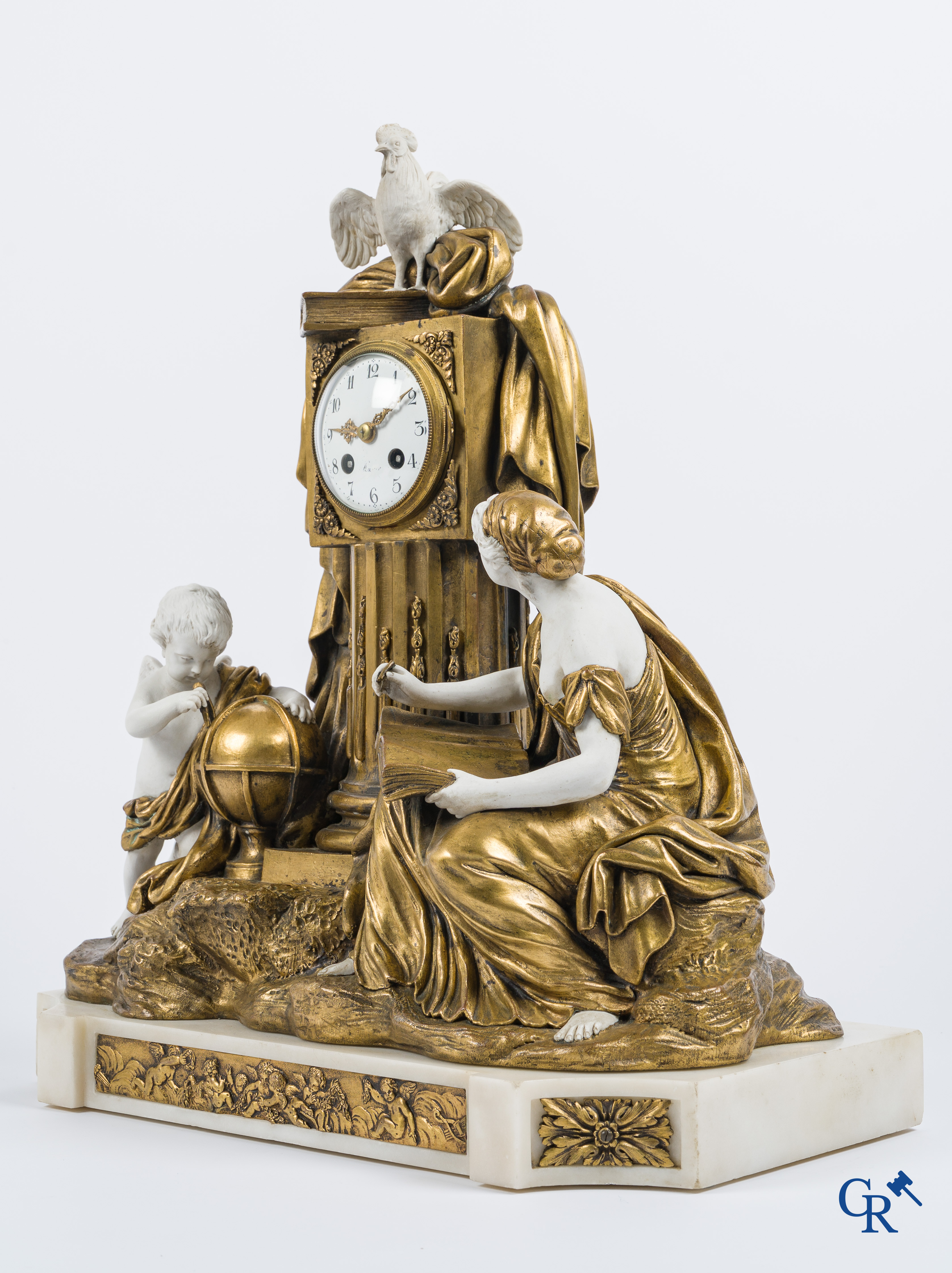 Een schouwklok in brons, witte marmer en Sèvres biscuit. Frans werk circa 1880.