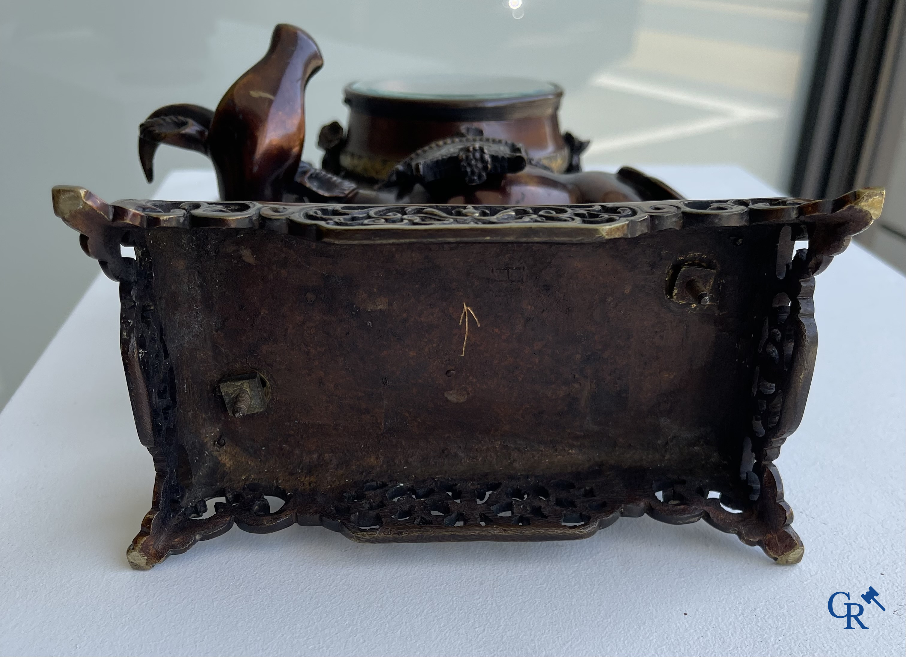 Escalier de Cristal à Paris. Een Franse klok met waterbuffel in Japoniserende stijl. Circa 1880.