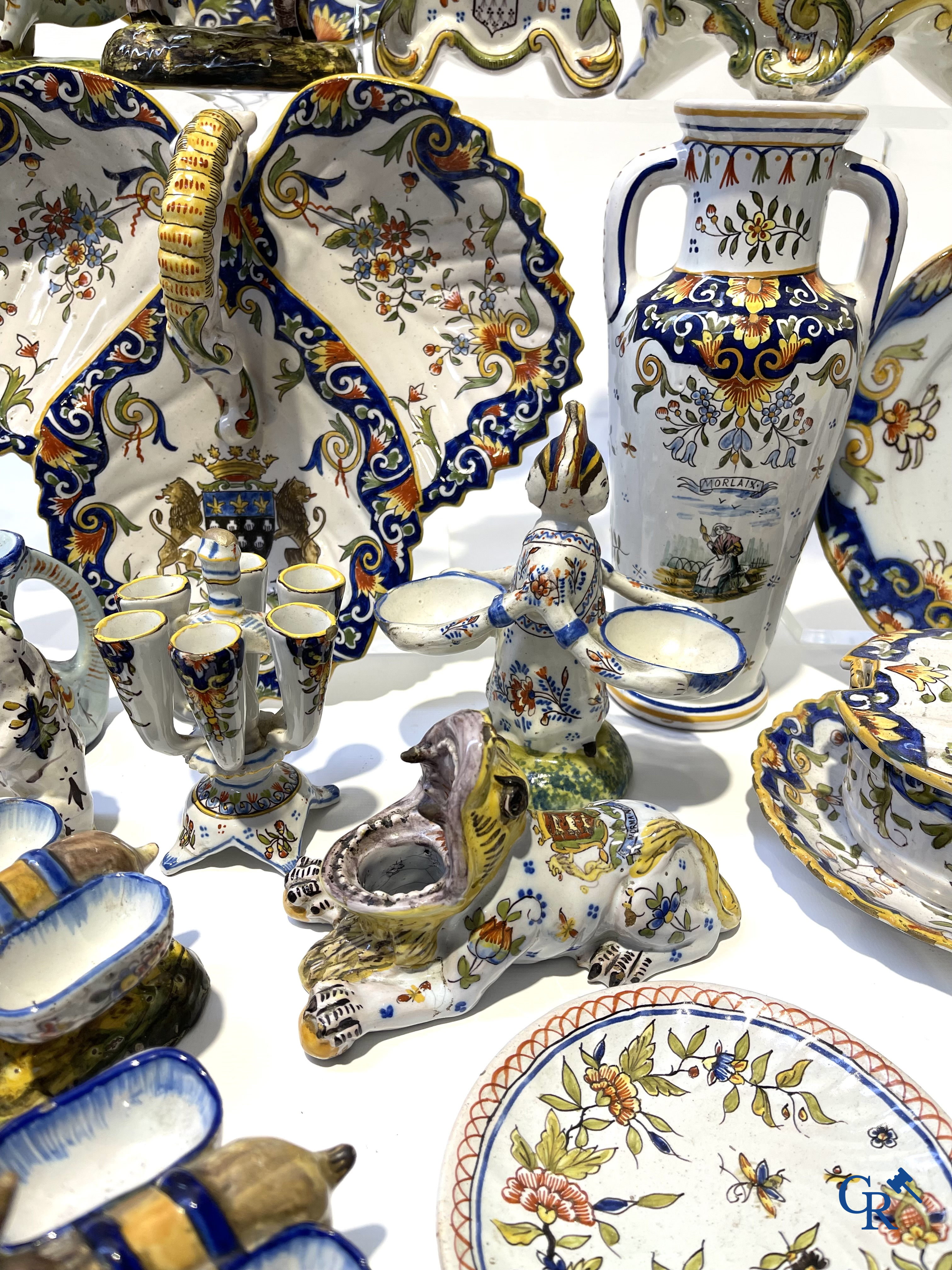 Faience van Rouen, Devres. Interessant en groot lot met diverse polychrome vormstukken. 19e eeuw.