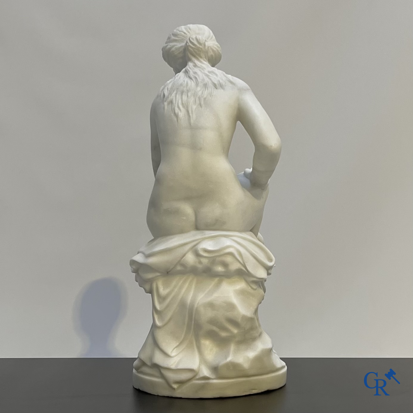 Imposante voorstelling van een badende Venus. Carrara marmer. 20ste eeuw.