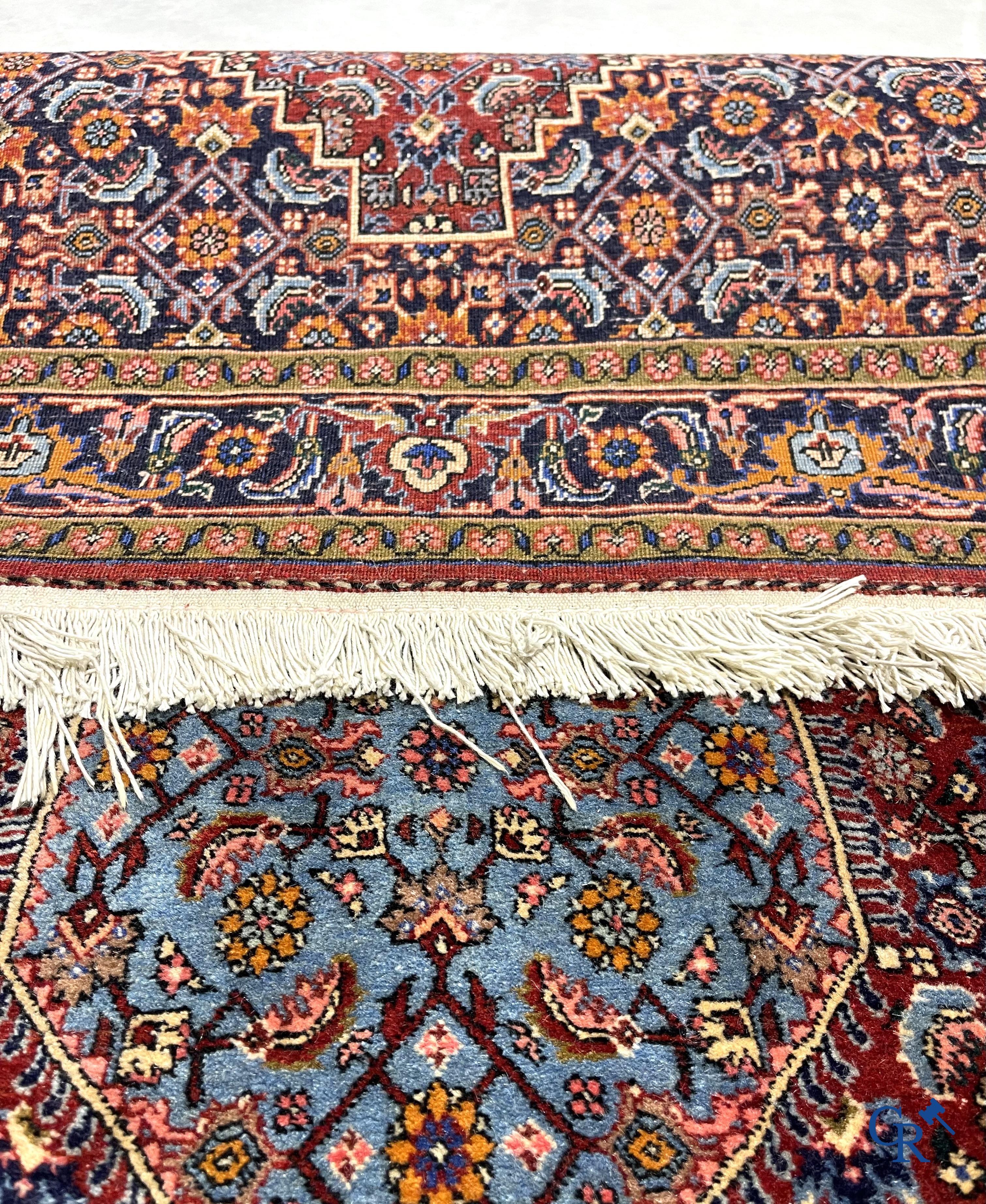 Oosterse tapijten. 2 handgeknoopte tapijten in wol.