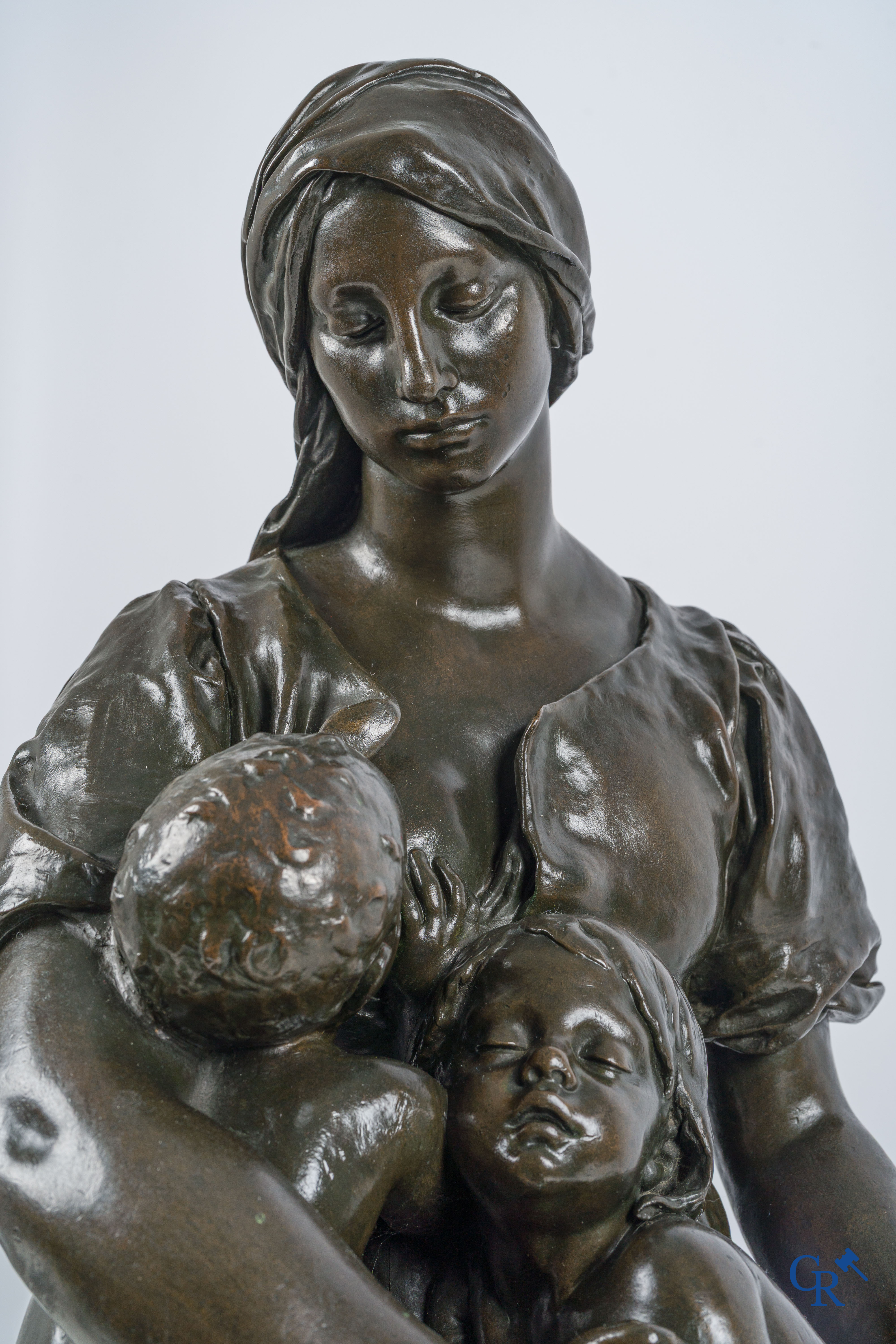 Paul Dubois (1829-1905) Maternité. Groot bronzen beeld met bruine patina. Gesigneerd P. Dubois, gieterij F. Barbedienne.