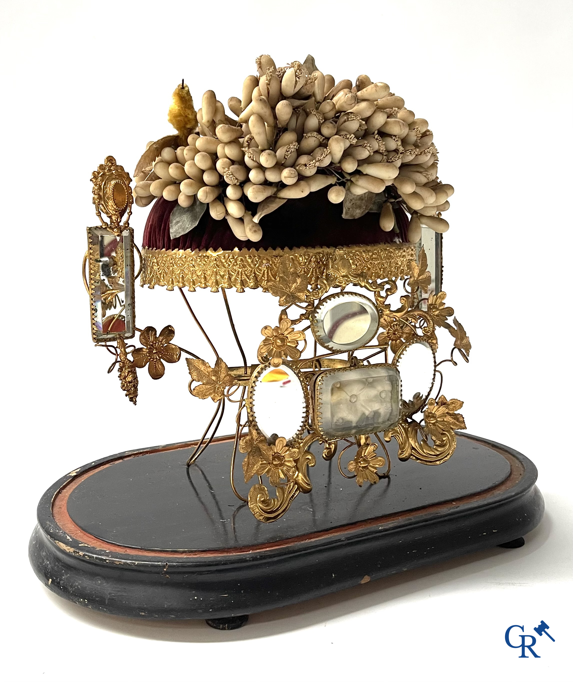 Prachtige globe met bruidsboeket en ingewerkte juwelendoos. Spiegels en vergulde messing. Circa 1900.