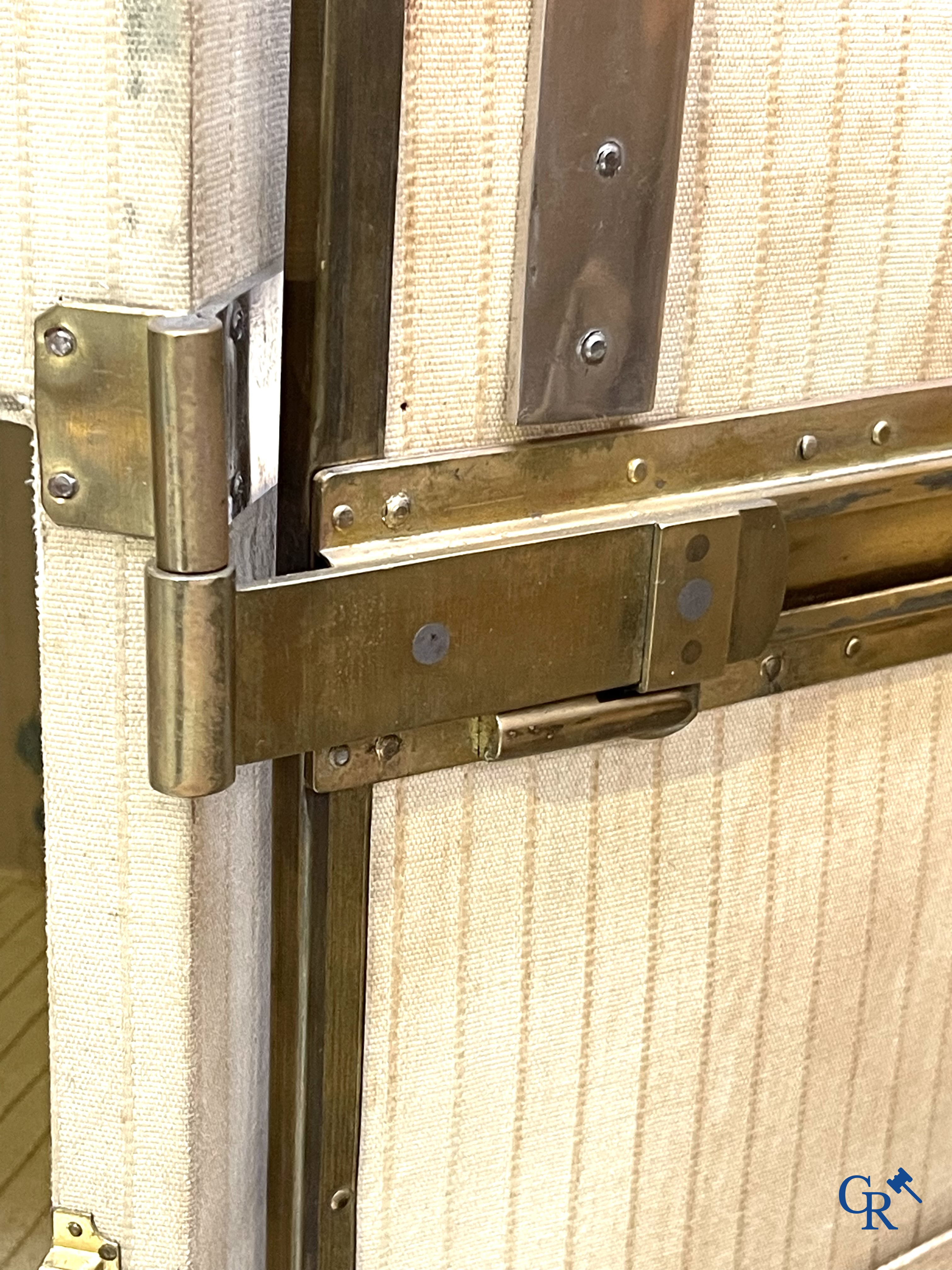 Antieke koffer. Buitengewone grote reiskoffer met dressing. Meerdere schuiven en opbergvakken. Circa 1900.