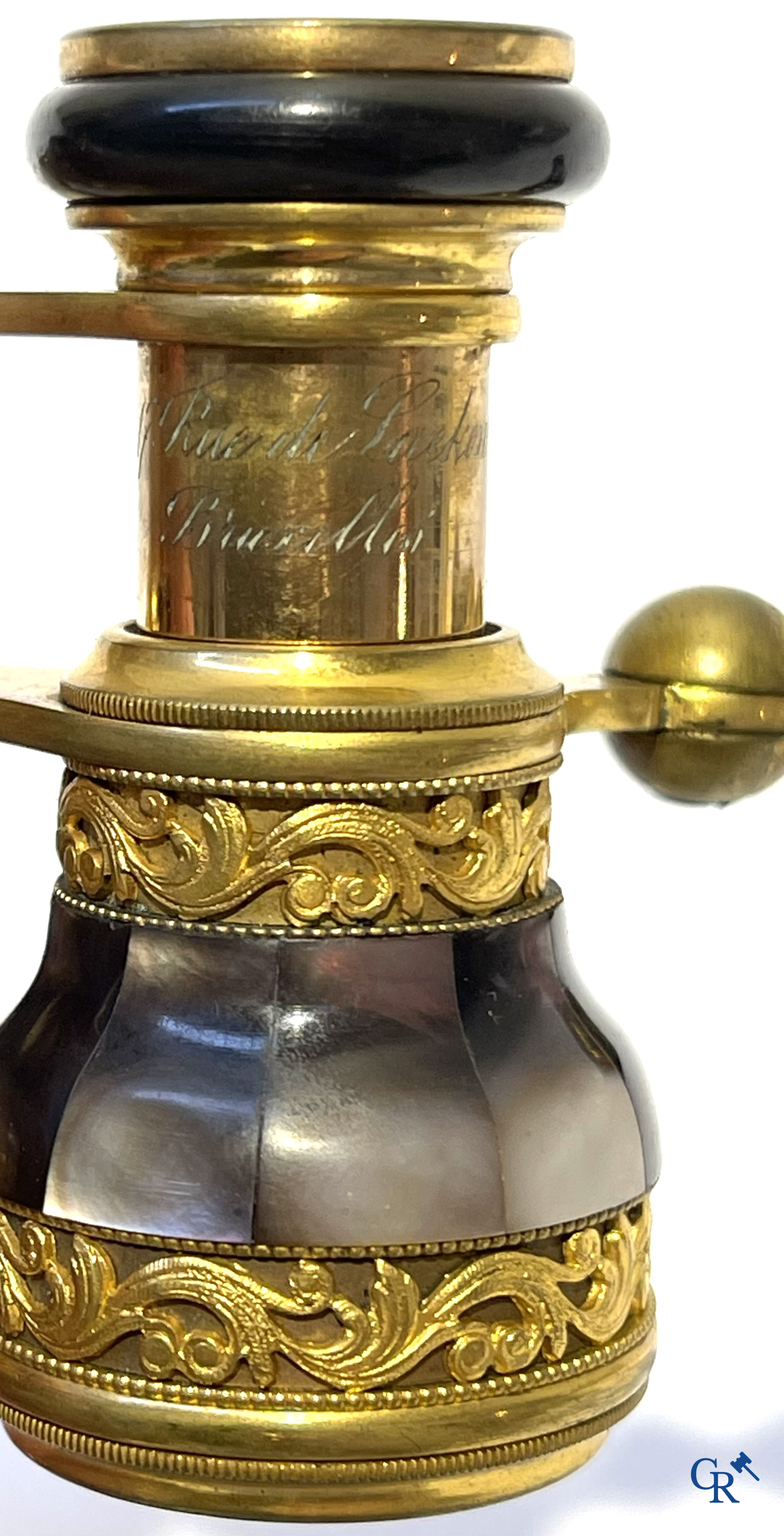 Theaterverrekijker of opera bril in fijn geciseleerd en verguld brons bewerkt met parelmoer. Desimpelaere Brussel.