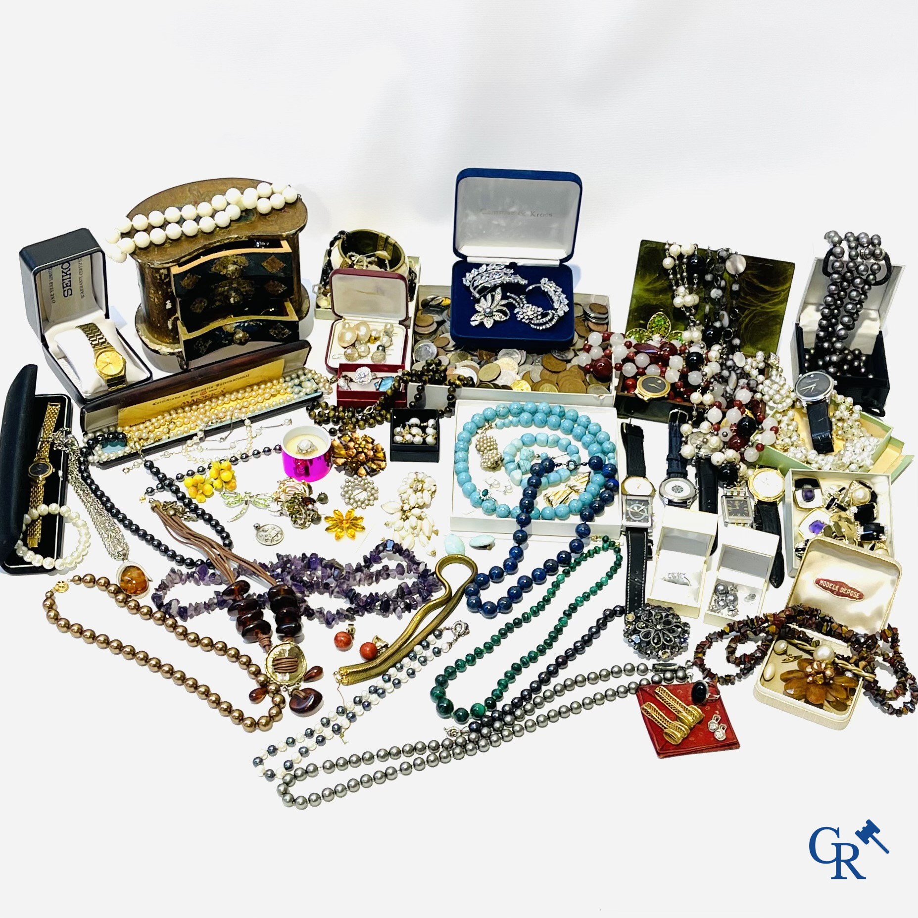 Groot lot fantasie juwelen, horloges en diverse munten.