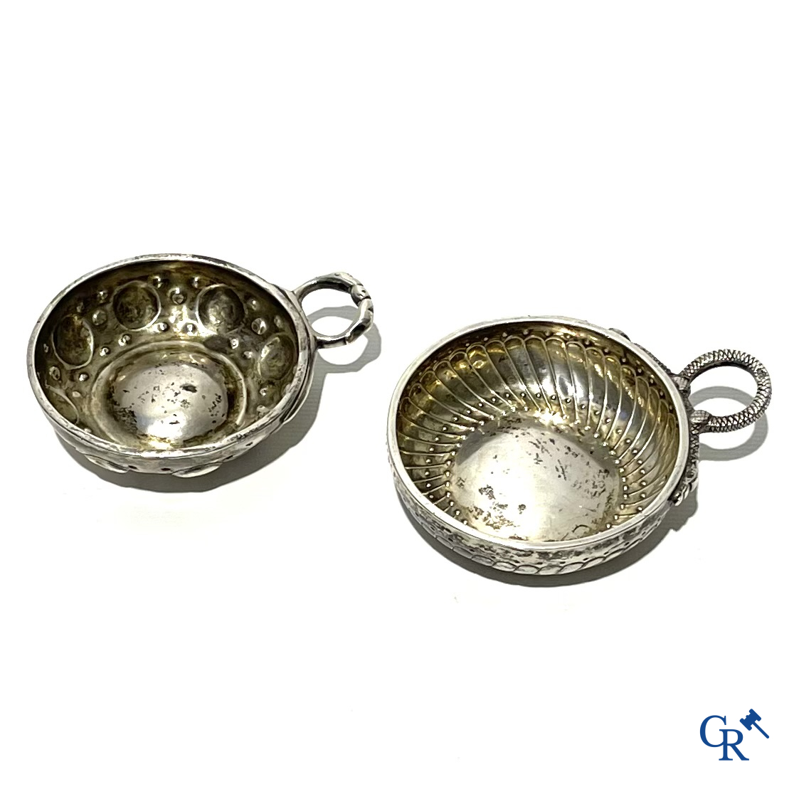2 Zilveren wijnproevers of zogenaamde tastevin met opschriften. Frankrijk, Parijs 18e eeuw.