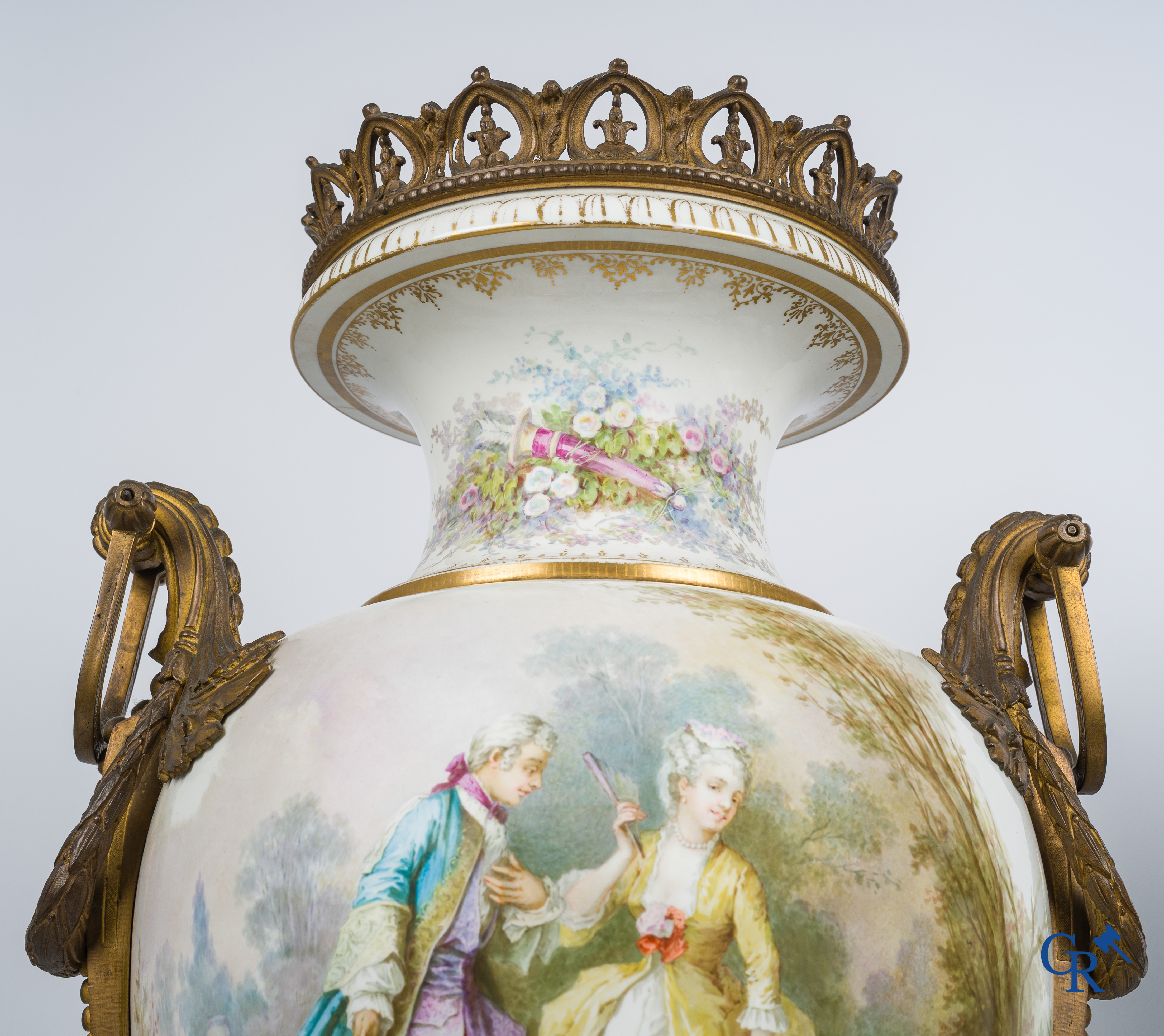 Sèvres. Een paar grote vazen op draaisokkel in Sèvres porselein met bronzen monturen. Gesigneerd Bertren. LXVI-stijl.