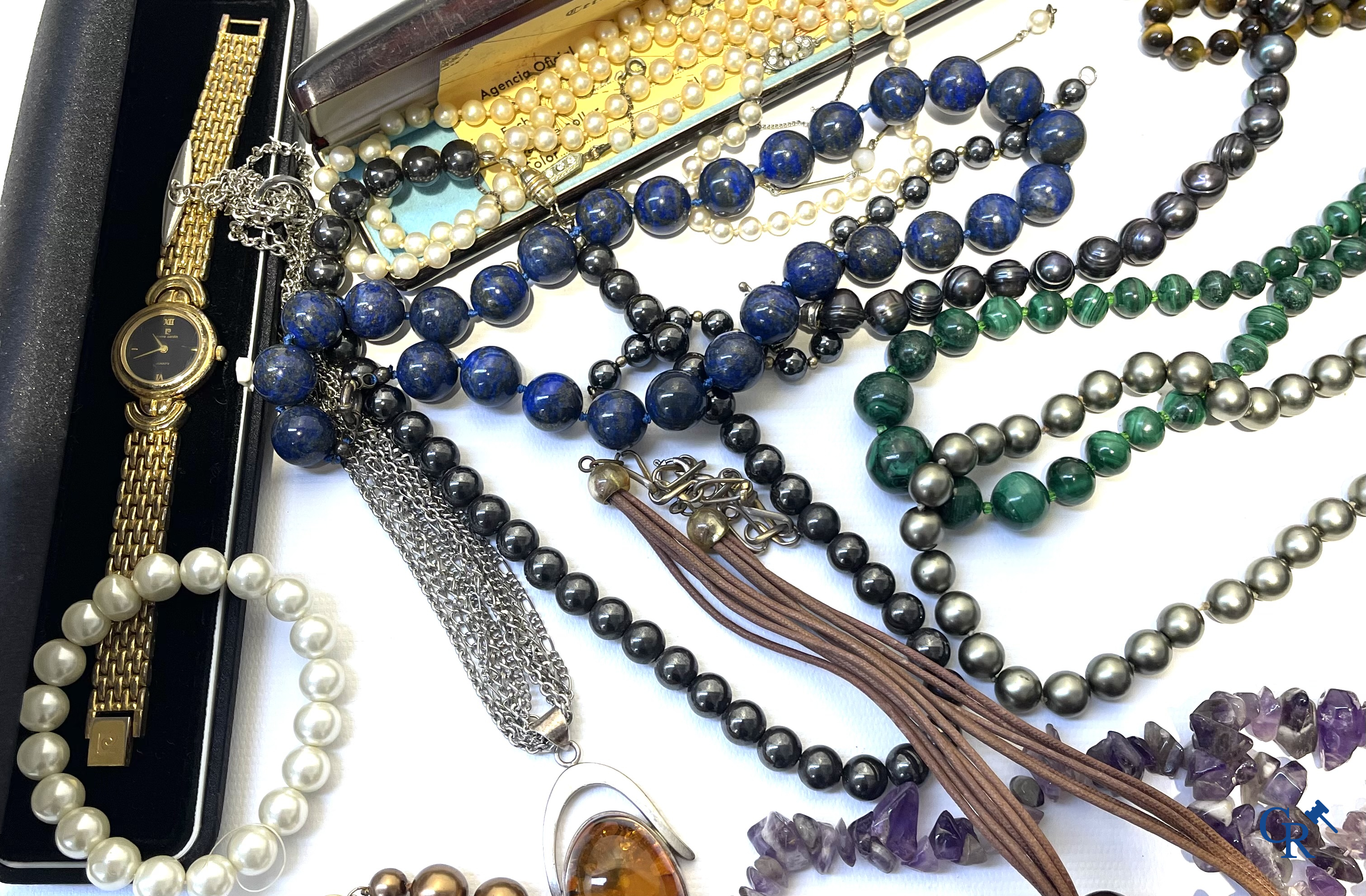 Groot lot fantasie juwelen, horloges en diverse munten.