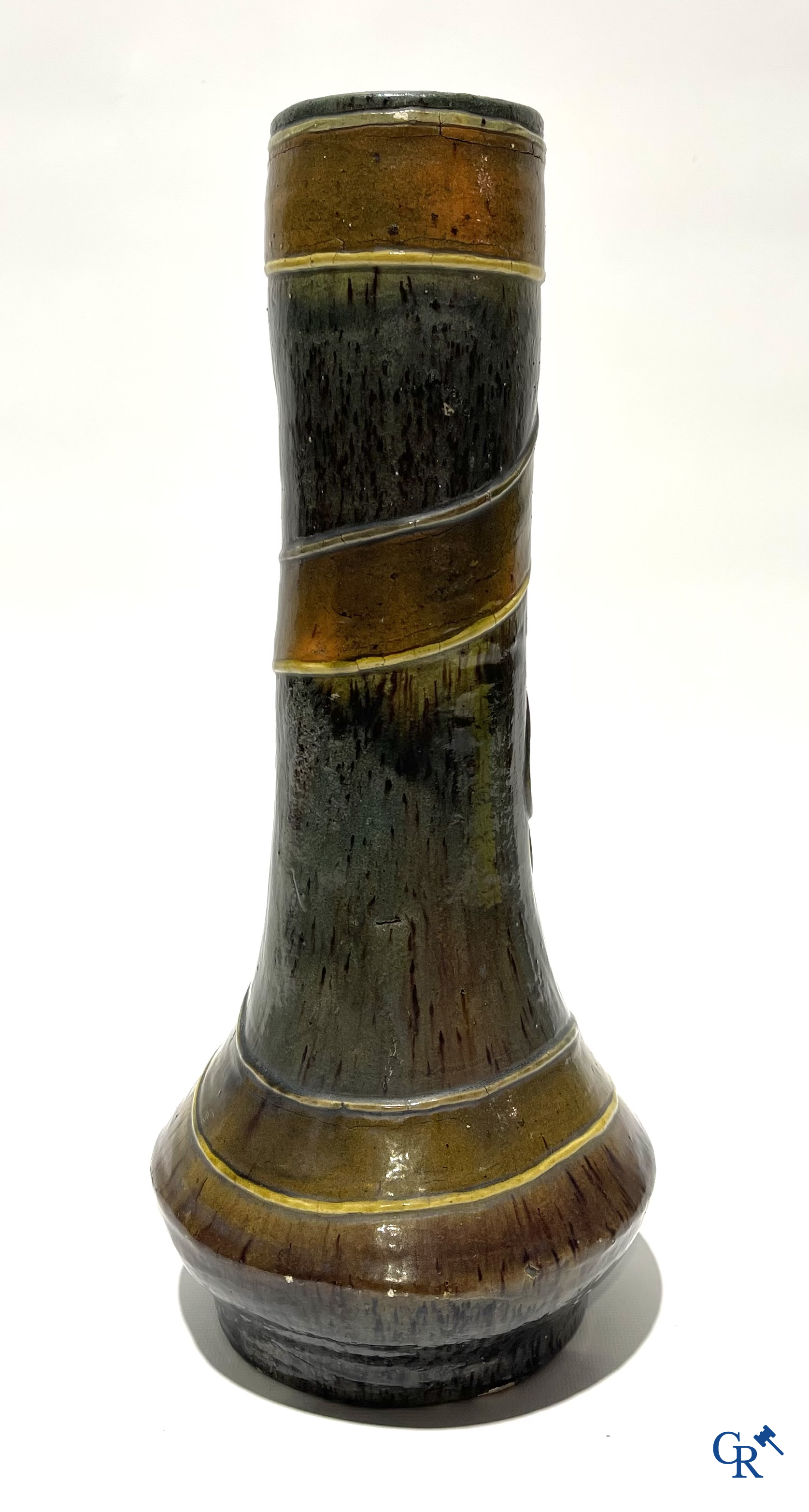 Torhouts aardewerk. Vaas in Vlaams aardewerk met een bloemendecor en spreuk. Gesigneerd LMV voor Leo Maes Vereenooghe.