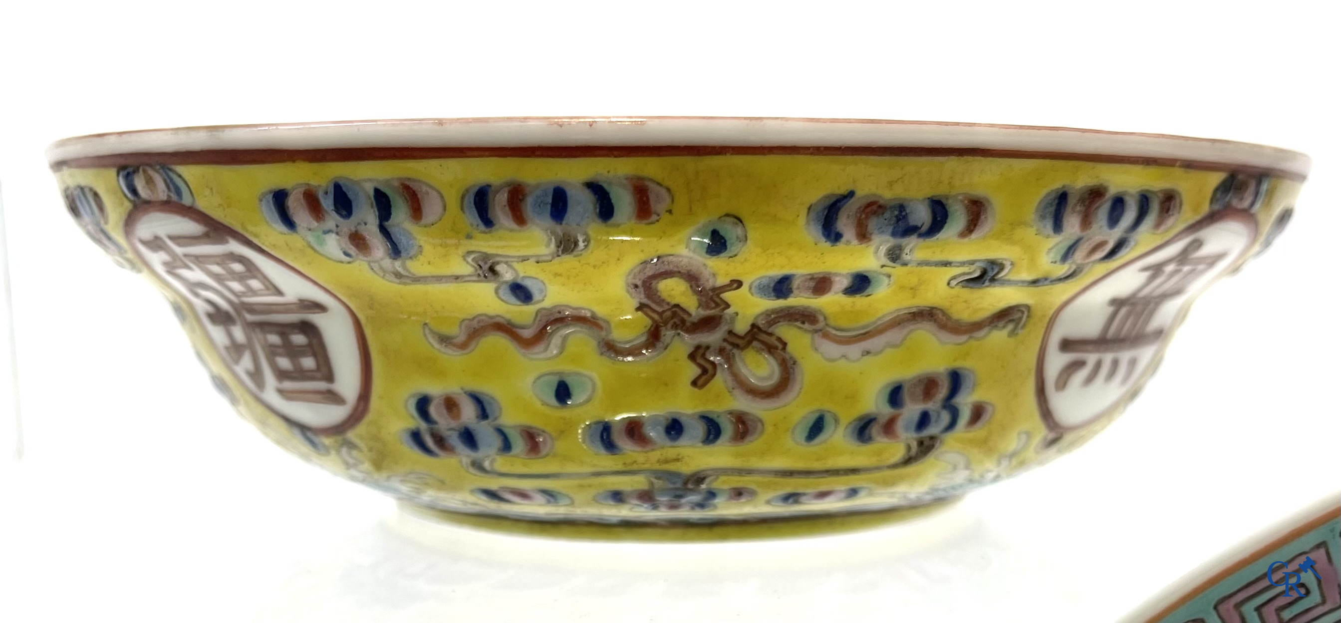 Aziatica. China. Een kavel met Canton porselein, een theepot en famille rose porselein met gele ondergrond.