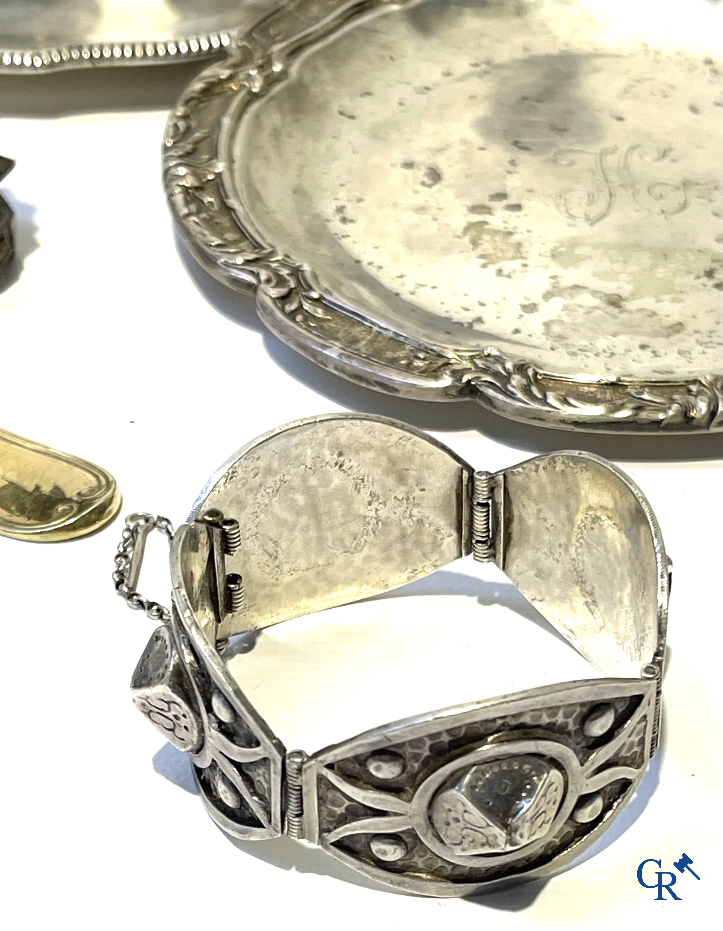 Lot met diverse vitrineobjecten in zilver en andere. Diverse keurmerken waaronder Delheid, Victor Boivin enz. 19e eeuw.