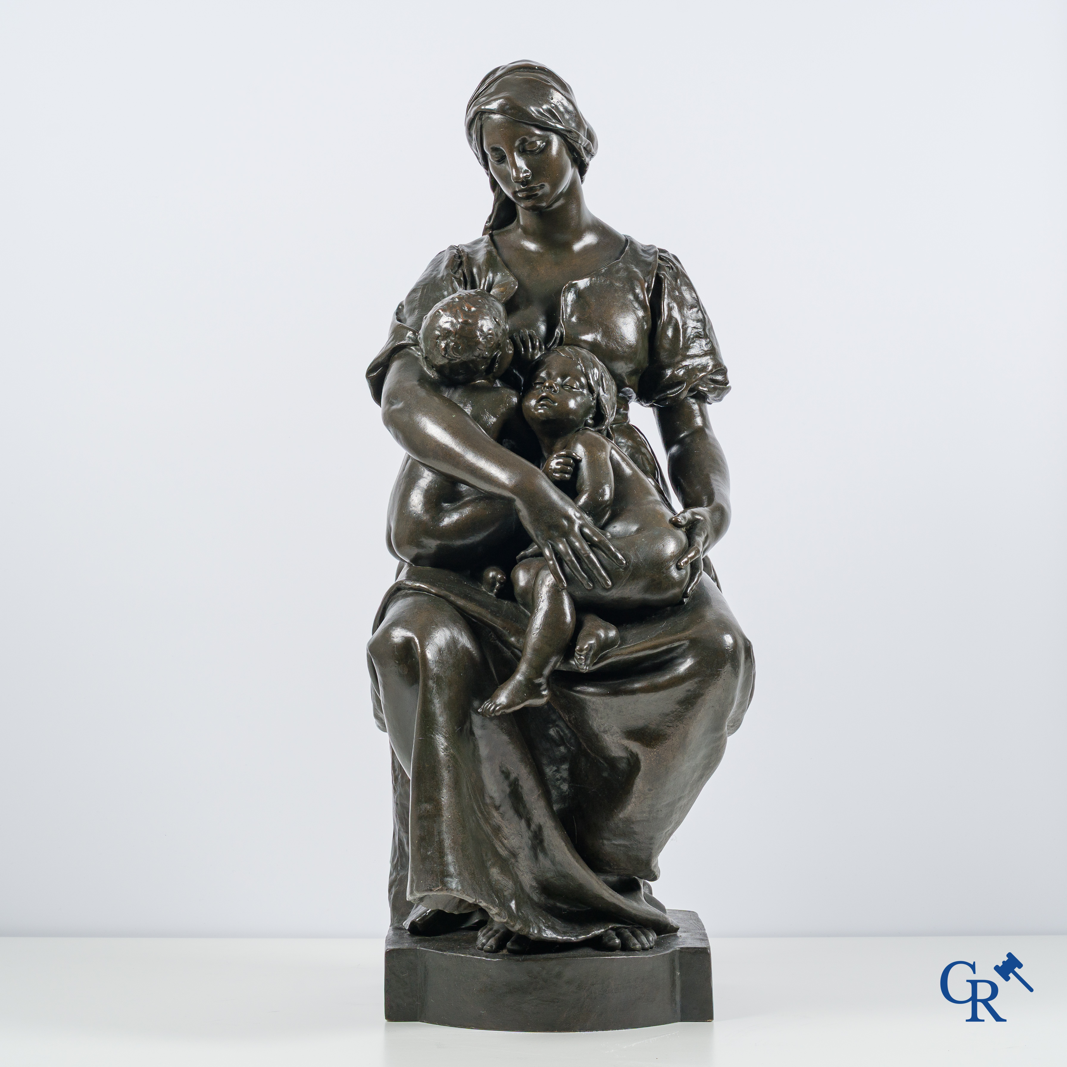 Paul Dubois (1829-1905) Maternité. Groot bronzen beeld met bruine patina. Gesigneerd P. Dubois, gieterij F. Barbedienne.