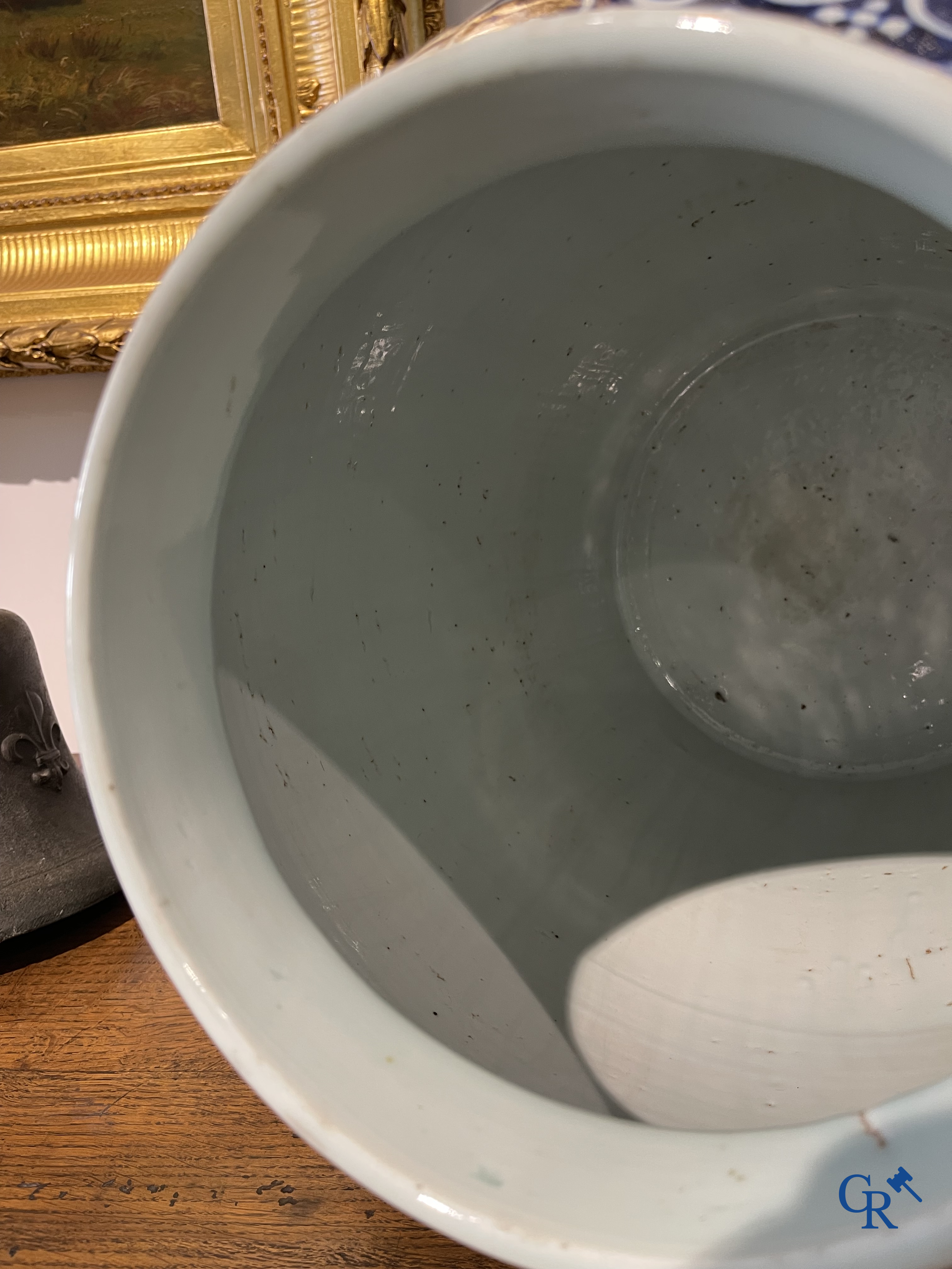 Asian Art. Chinese porcelain. A massive Chinese blue and white baluster vase and lid with lotus roll decor. 19th century.