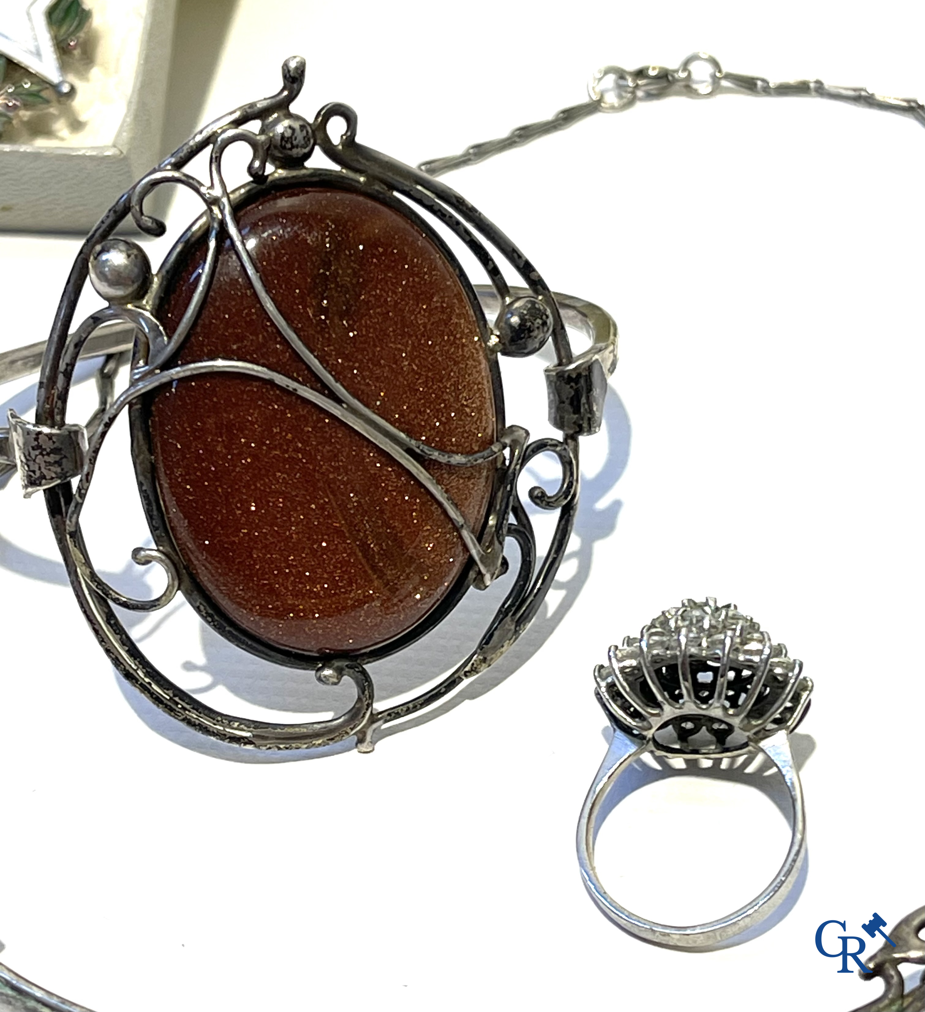 Groot lot verzamelobjecten, zakhorloge, fantasiejuwelen en andere. Meerdere in zilver.