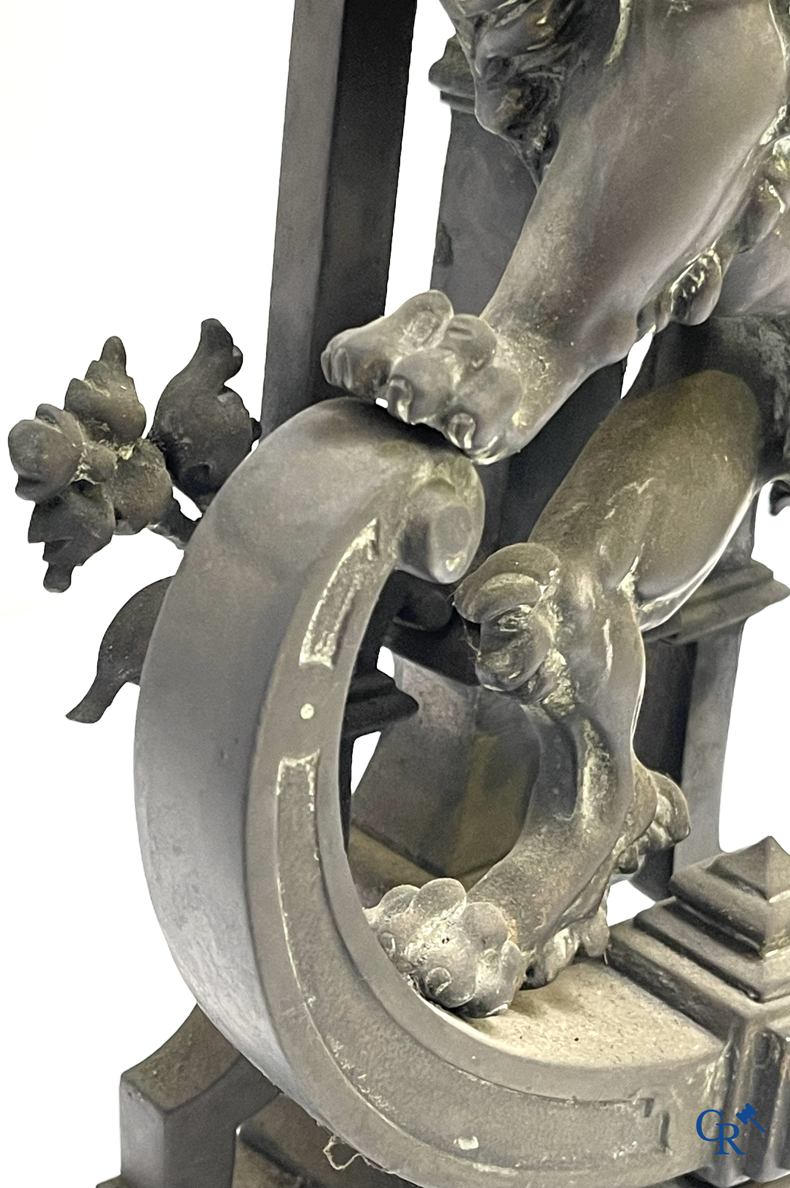 Paar bronzen haardstukken met leeuwen. 19e eeuw.