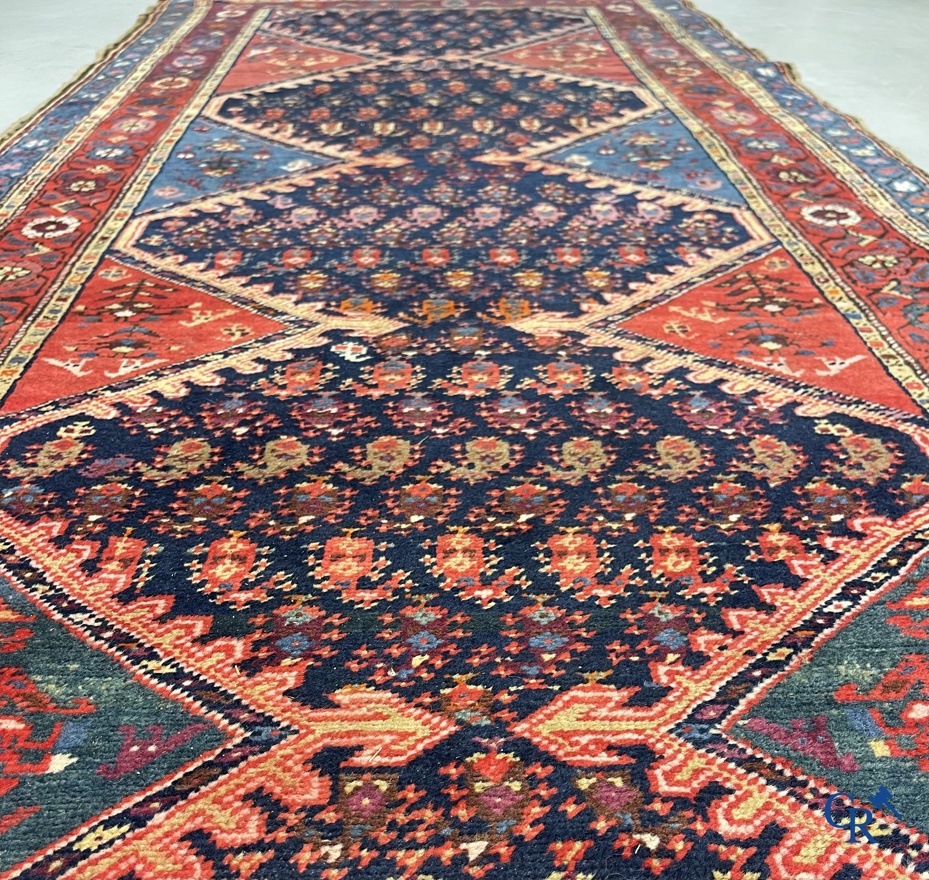 Oosterse tapijten. Een grote handgeknoopte antieke loper met geometrische motieven. 19e eeuw.