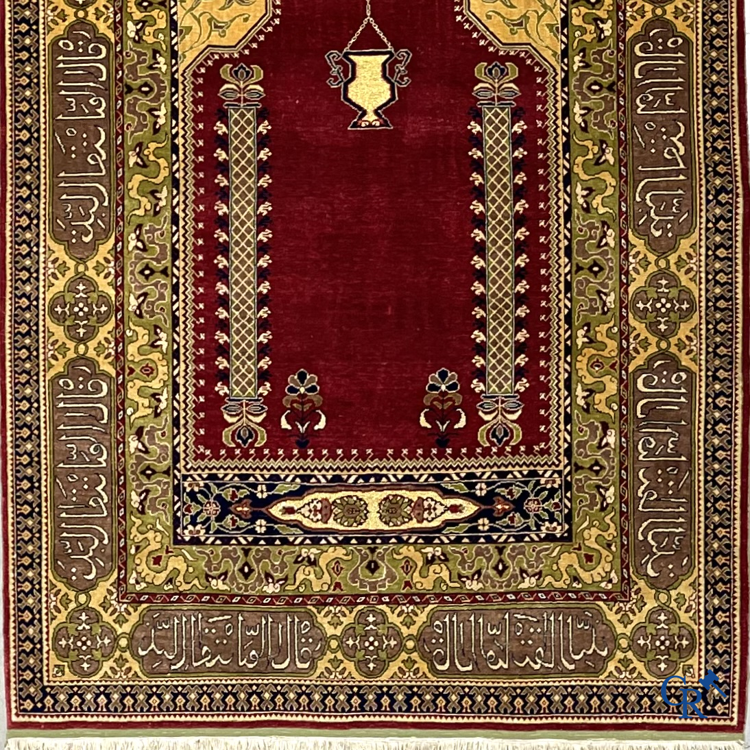 Oosterse tapijten. Een uiterst fijn handgeknoopt zijden tapijt met inscripties en gouddraad. Gesigneerd.