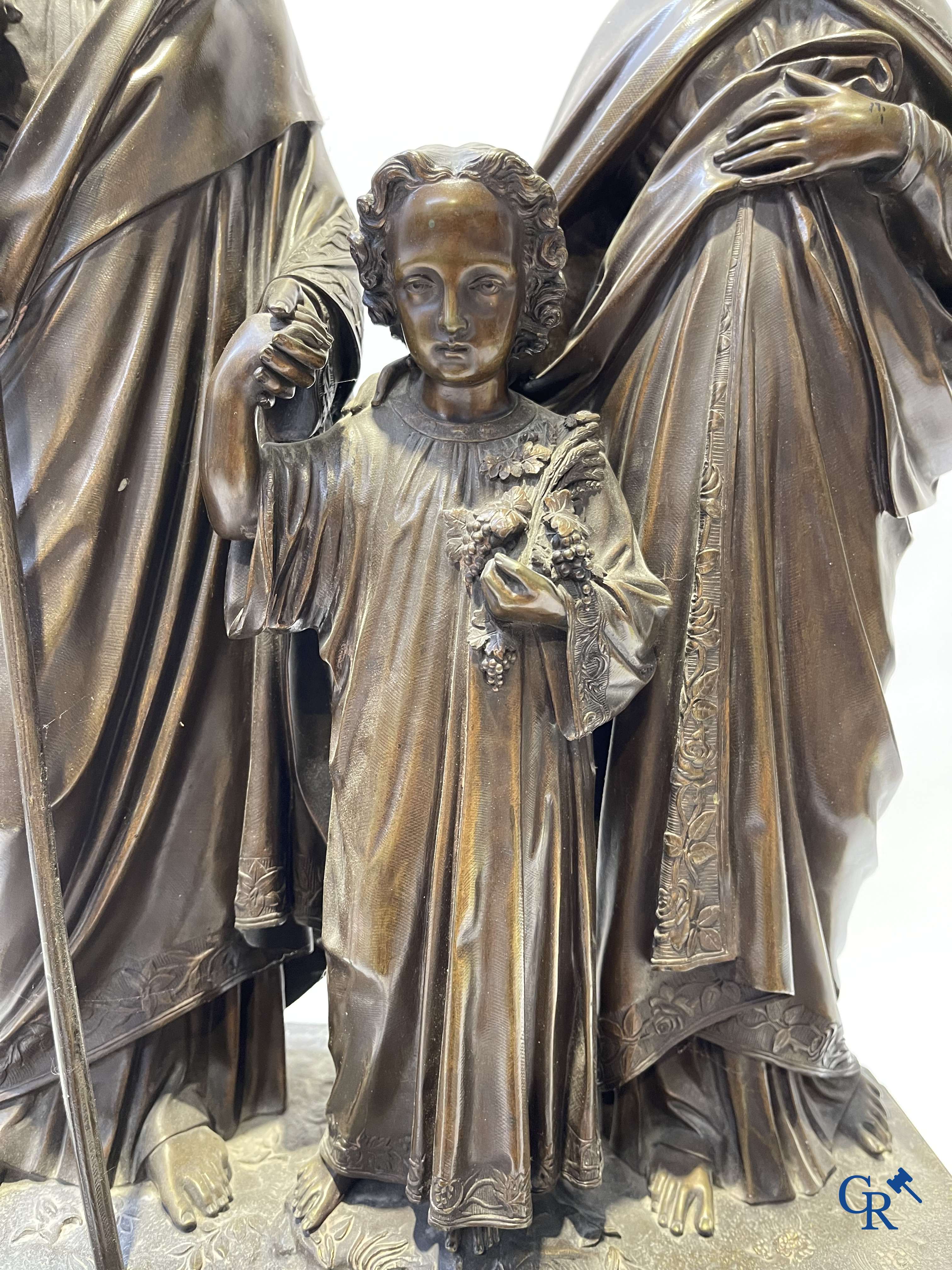 Susse Frères à Paris. Imposante schouwklok in groen geaderde marmer en rijkelijk vergulde bronzen. Napoleon III-periode.