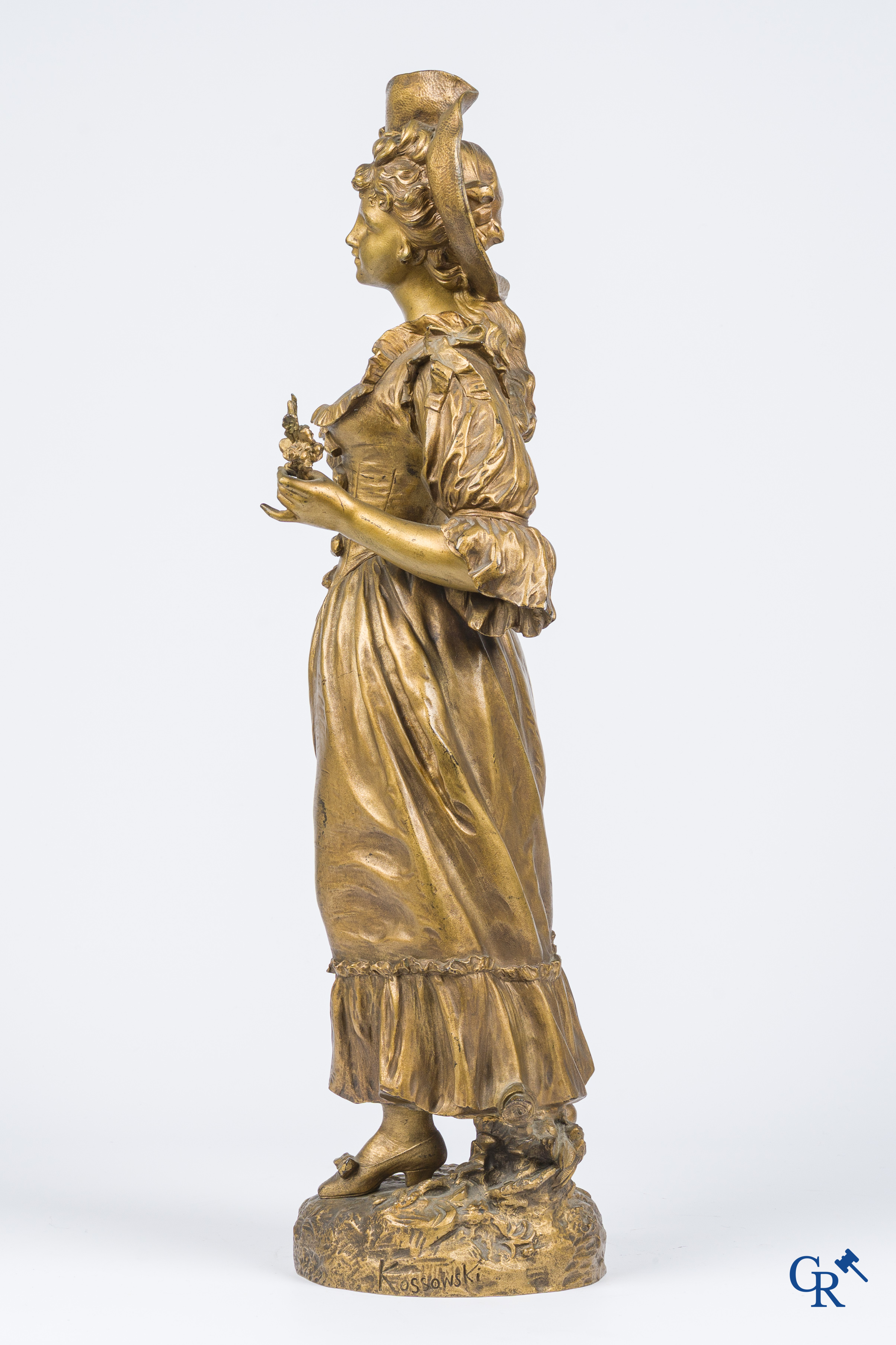 Kossowski. Fijn geciseleerd en verguld bronzen beeld van een jonge dame met bloemen in Belle Epoque stijl. Circa 1890.