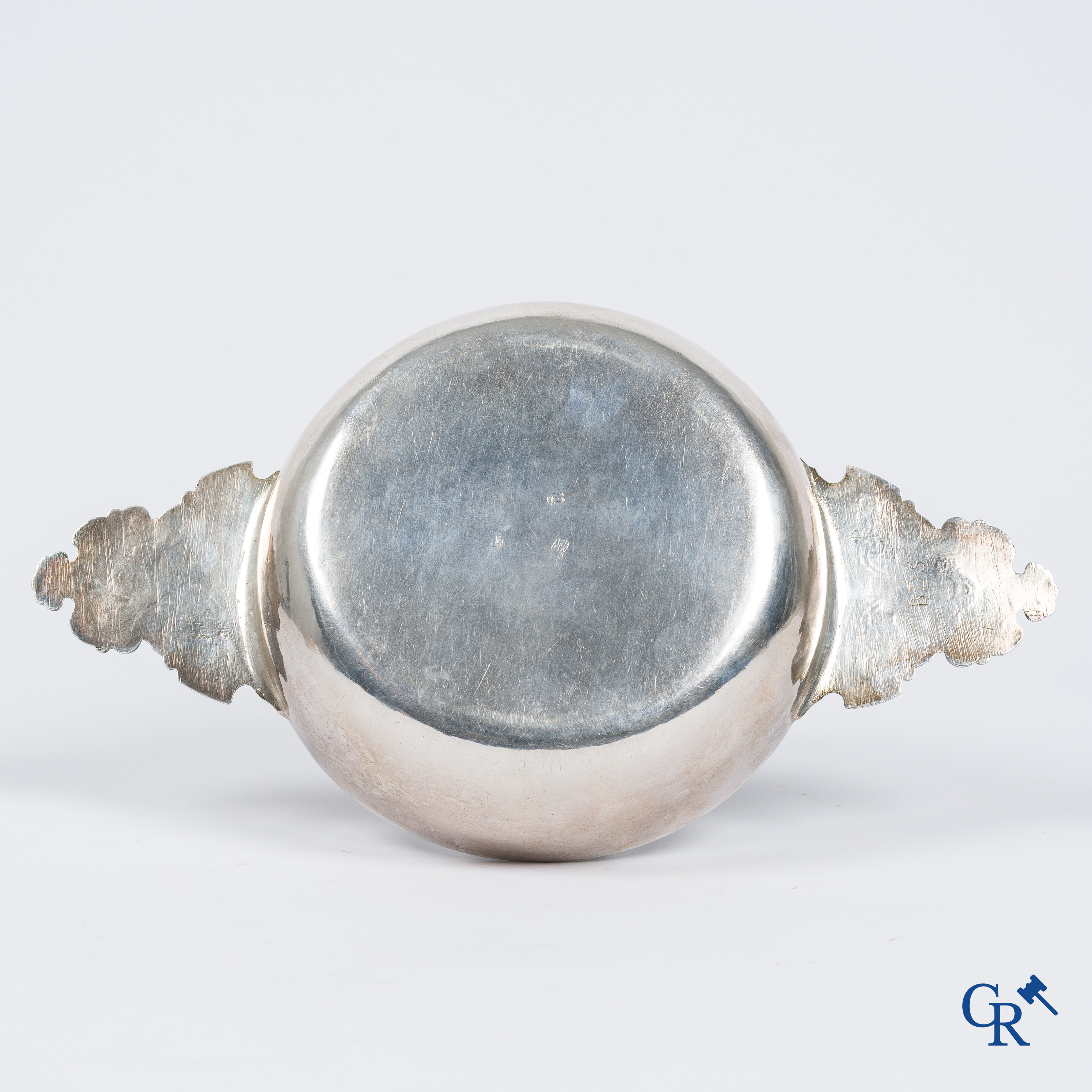 Zilver. Mechelen, 1ste helft 18e eeuw, circa 1720.  Ronde dekselschotel met 2 platte handvaten. Meestermerk met anker.