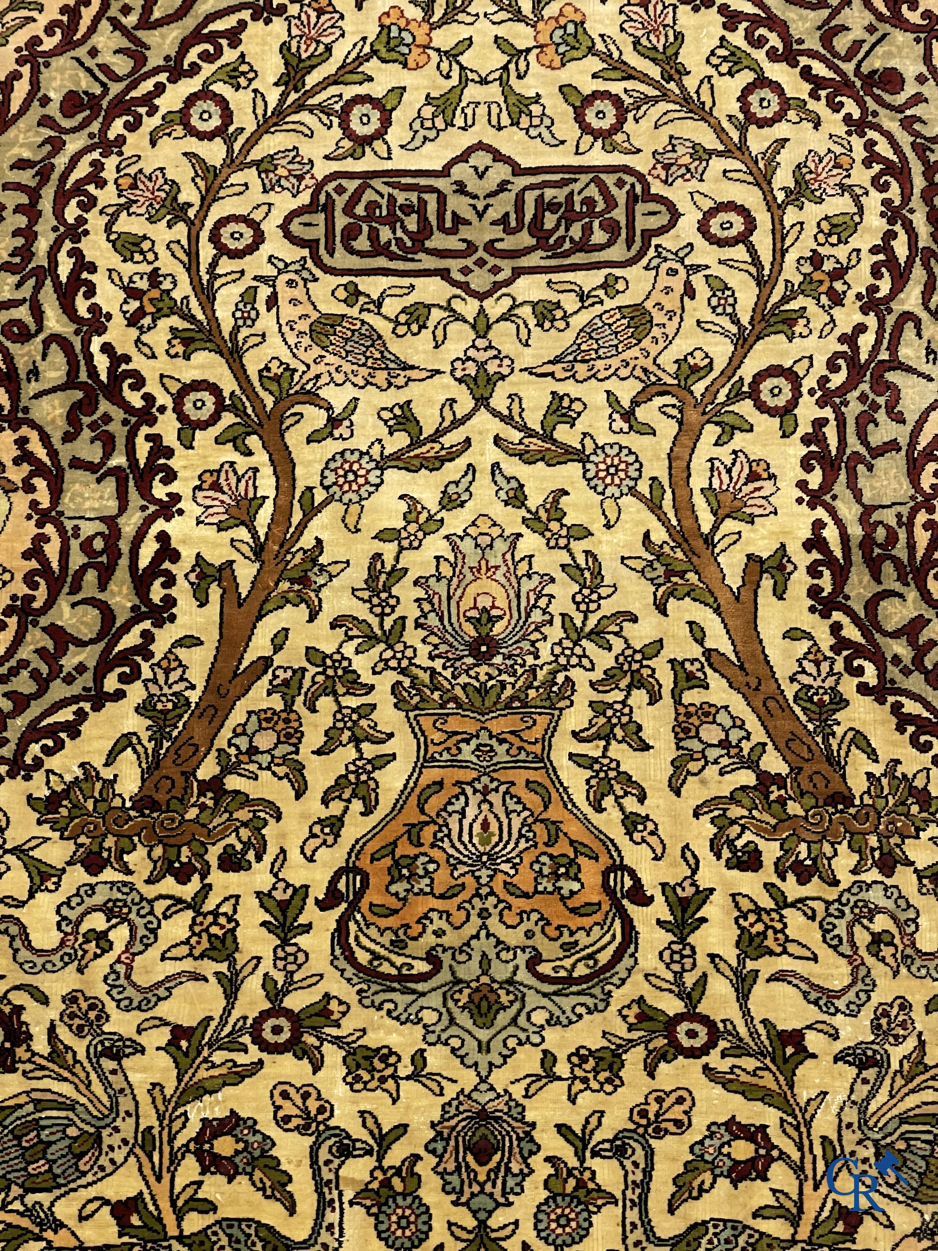 Oosterse tapijten. Hereke. Een fijn handgeknoopt zijden tapijt met vogels in het woud. Inscripties en gesigneerd.