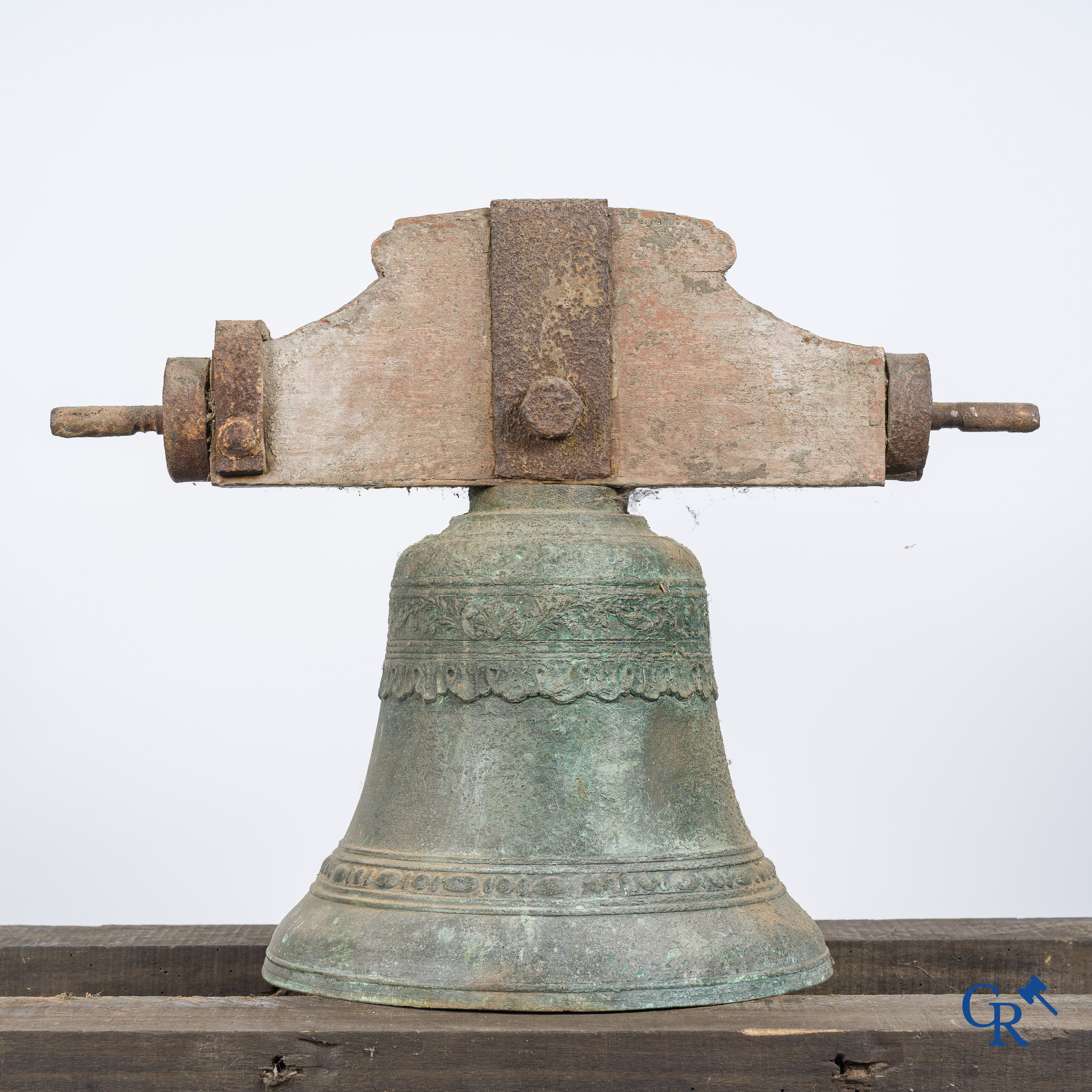 Religieuze objecten. Antieke bronzen kerk klok of kerk bel met houten juk. Fonderie des cloches C. Wauthy à Douai.