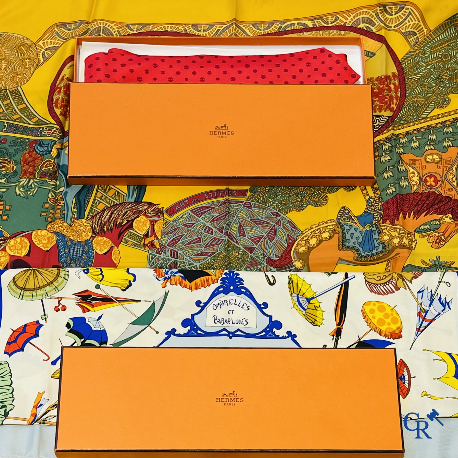 HERMES Paris. 2 Hermès dassen in originele doos en 2 sjaals. Ombrelles et Parapluies en Art des Steppes.