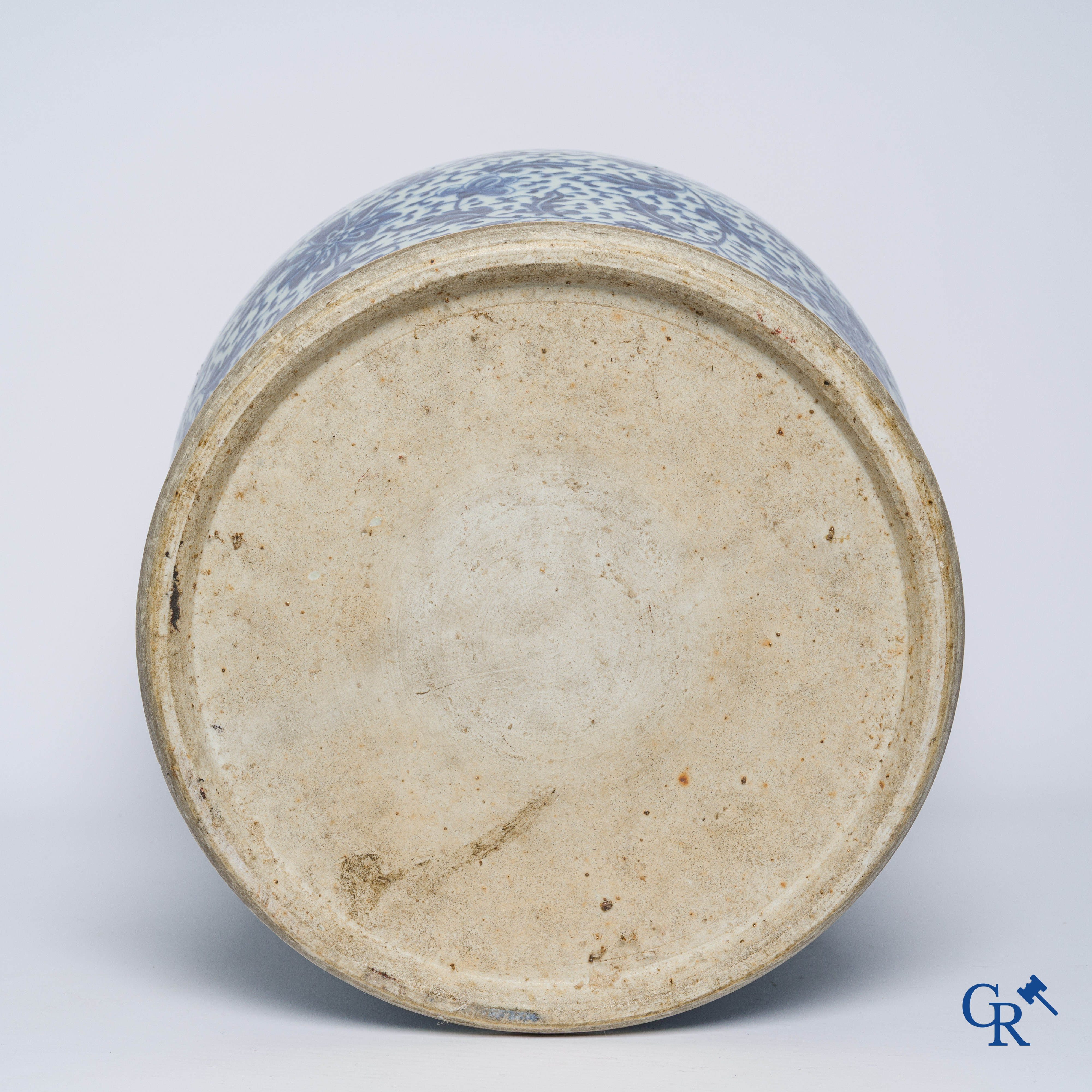 Asian Art. Chinese porcelain. A massive Chinese blue and white baluster vase and lid with lotus roll decor. 19th century.