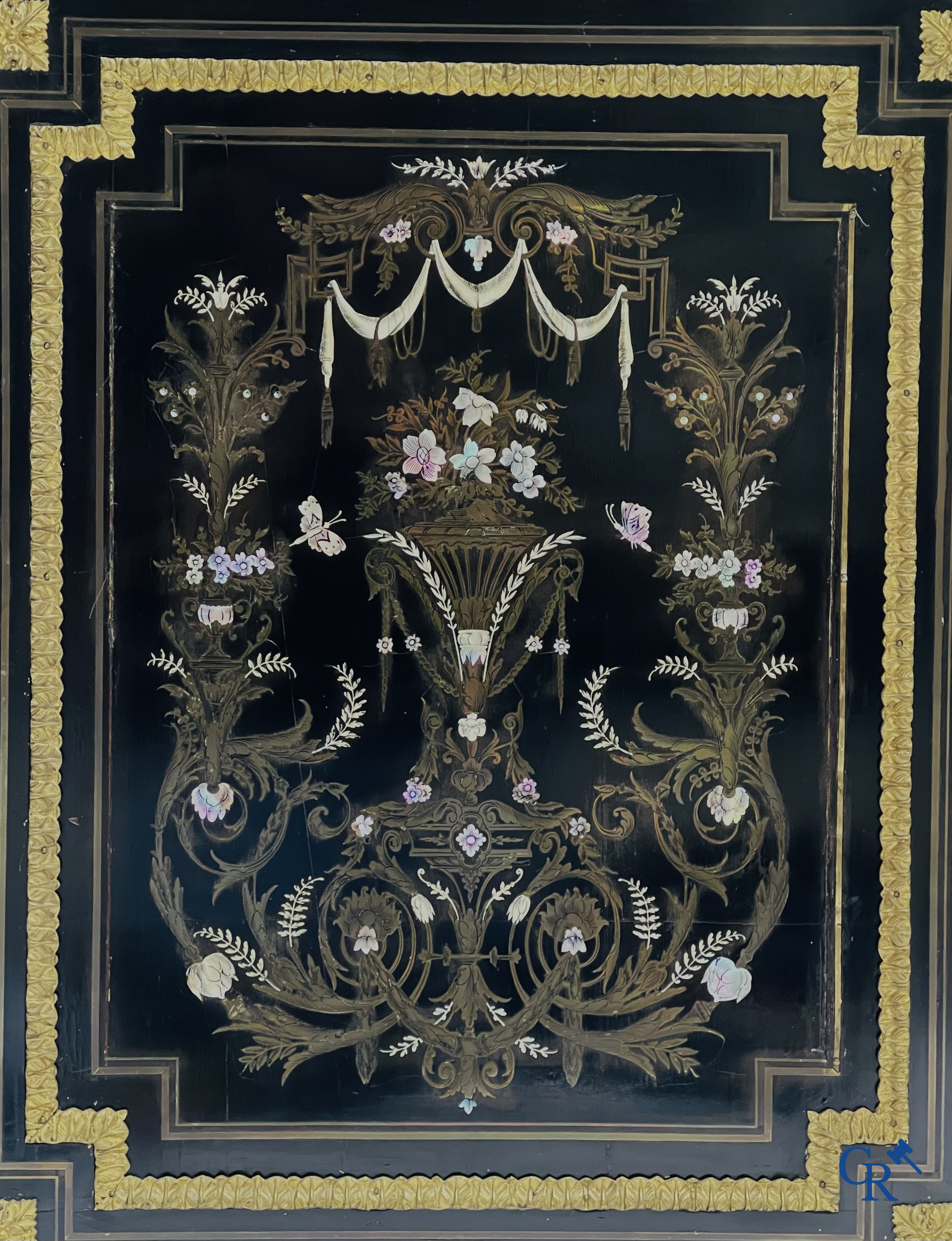 Napoleon III meubel in zwartgelakt hout en bronsbeslag. Marquetterie in de stijl van Boulle en parelmoer inlegwerk.