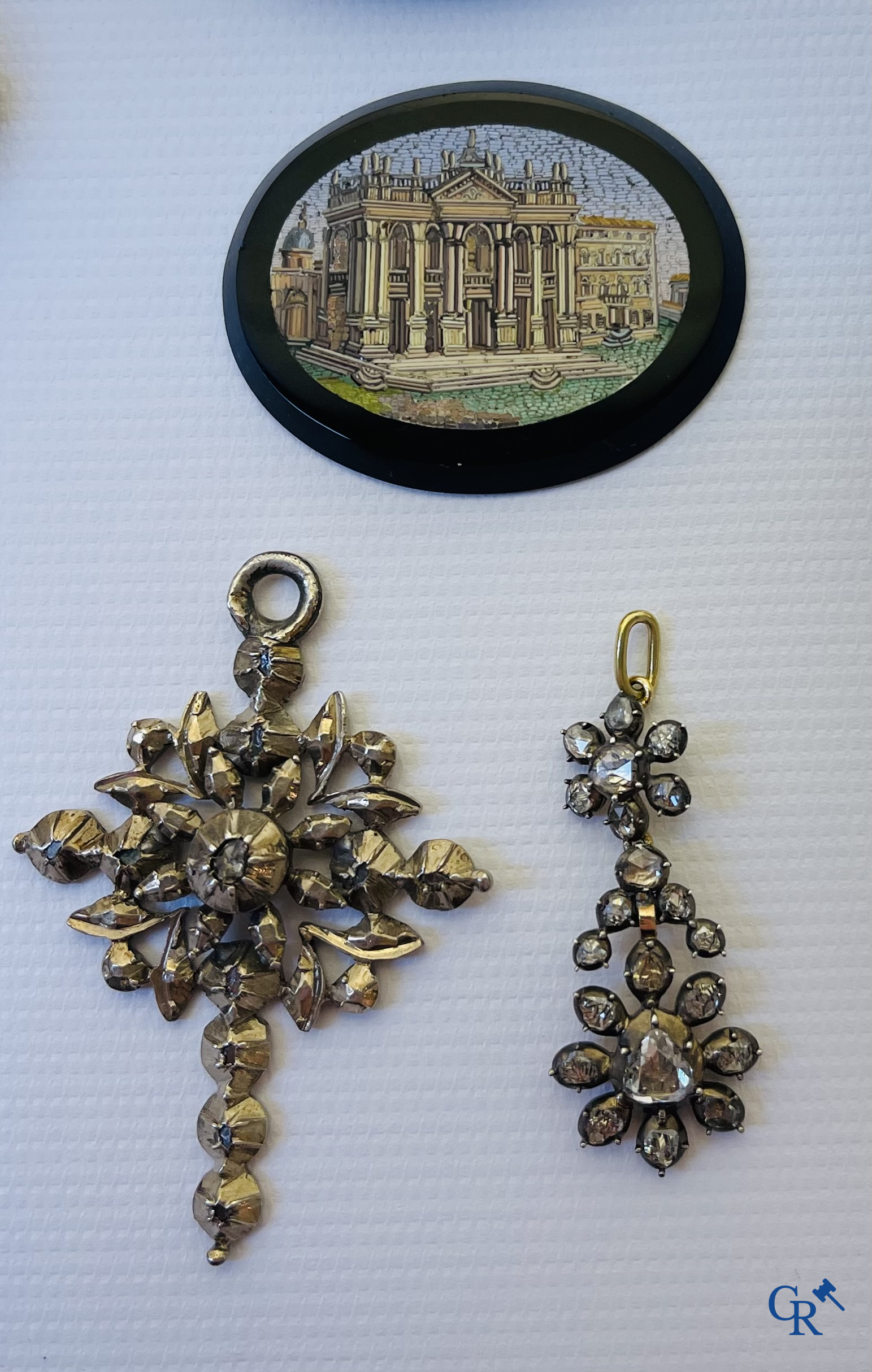 Lot met vitrineobjecten, juwelen met diamant, uurwerken, zilveren tabaksdozen, micro mozaïek, enz. 18e-19e-20ste eeuw.