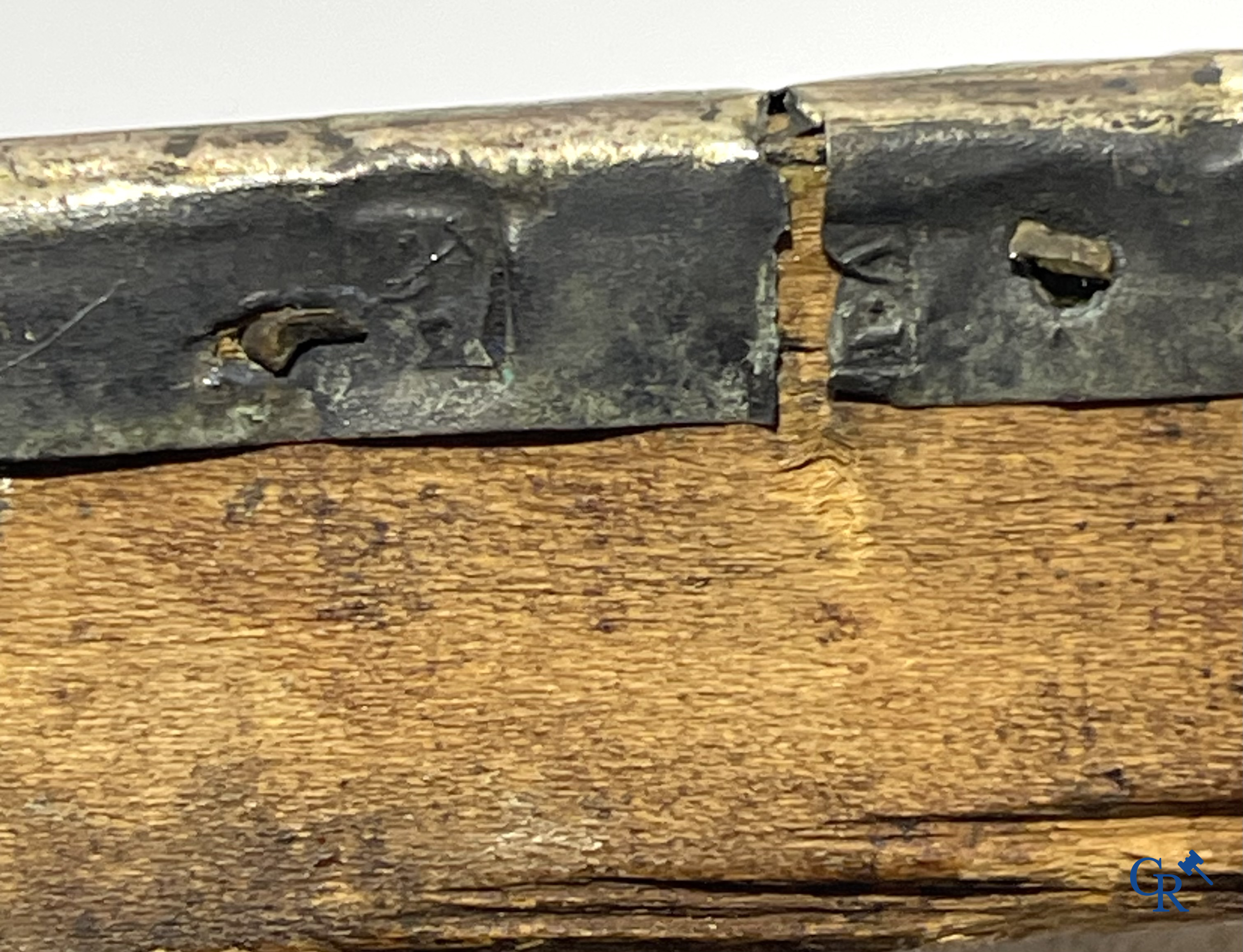 2 Russische ikonen. Ikoon met zilver oklad, meerdere keurmerken en een ikoon met Saint Seraphim of Sarov. 19e.